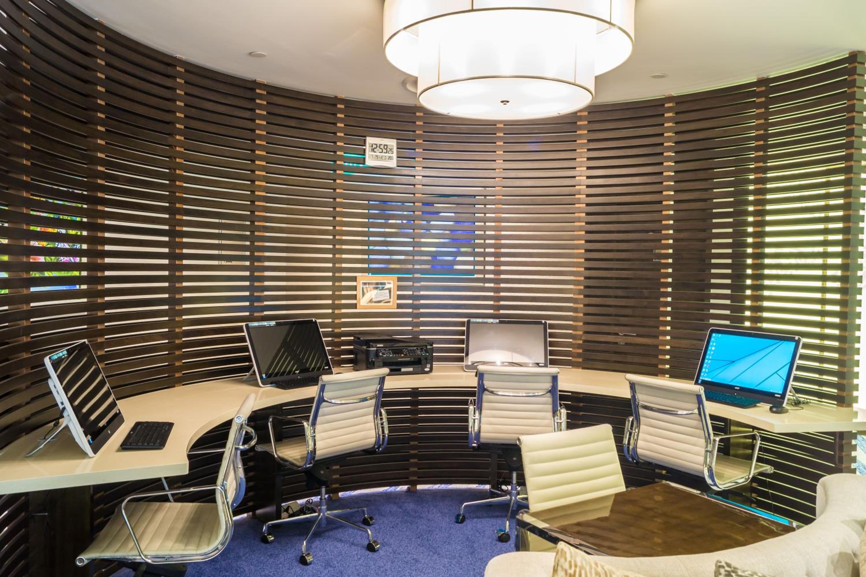 3 Hours Lounge Use Seated Sofa Chairs (NO BED) Check-in between 7PM to 7AM photo 3