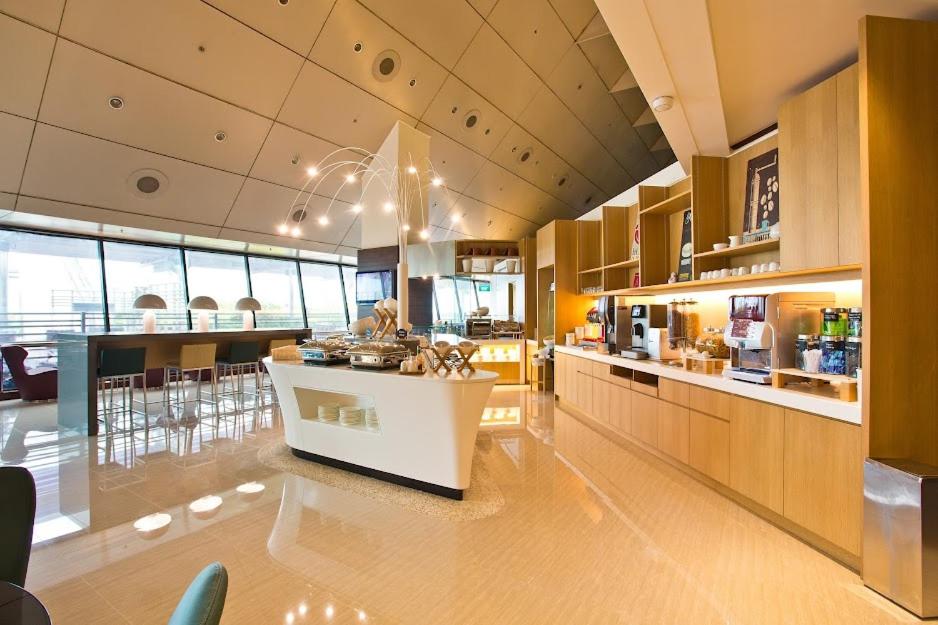 3 Hours Lounge Use Seated Sofa Chairs (NO BED) Check-in between 7PM to 7AM photo 2