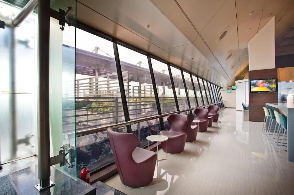 5 Hours Lounge Use Seated Sofa Chairs (NO BED) Check-in between 7PM to 7AM photo 2