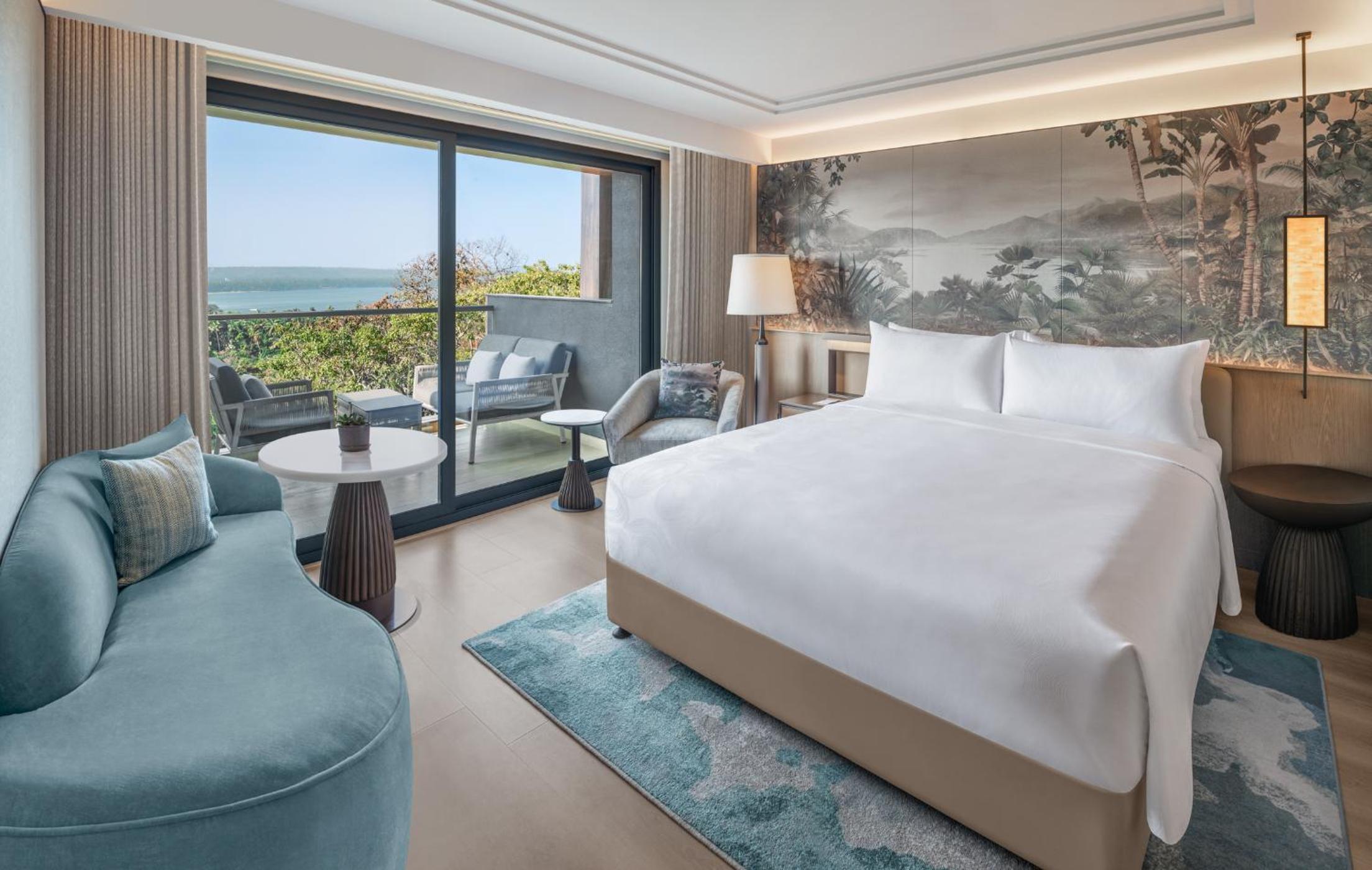 Luxury King Room with Balcony and Bay View - Photo 3