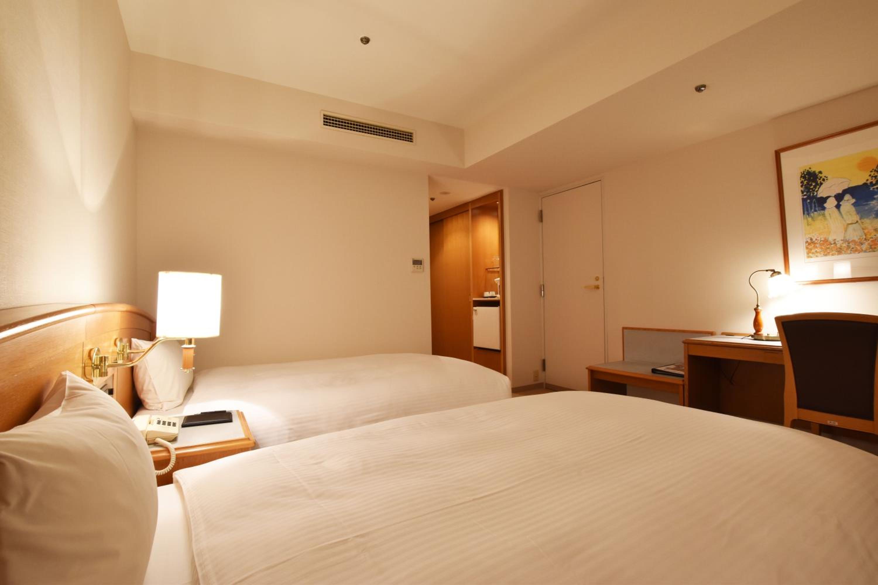 Twin Room - Non-Smoking photo 3