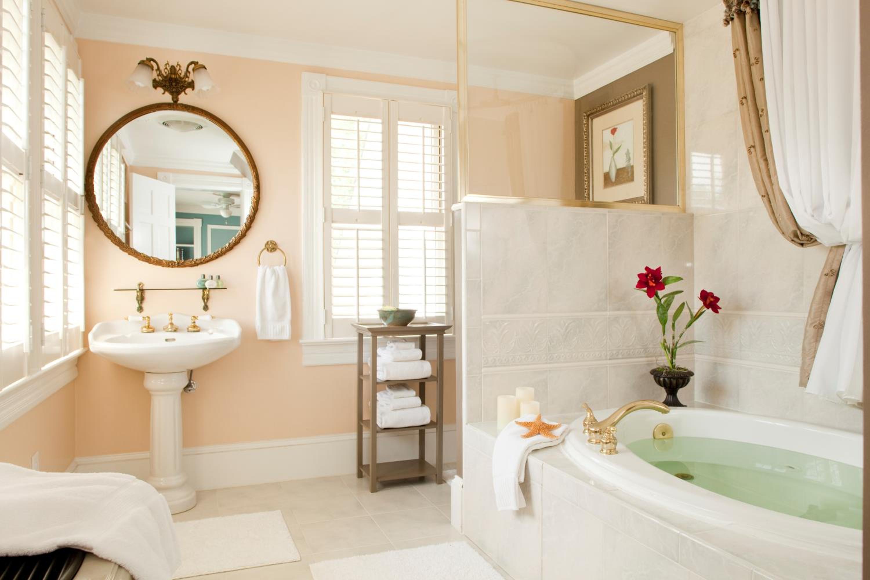 Deluxe Queen Room with Spa Bath photo 3