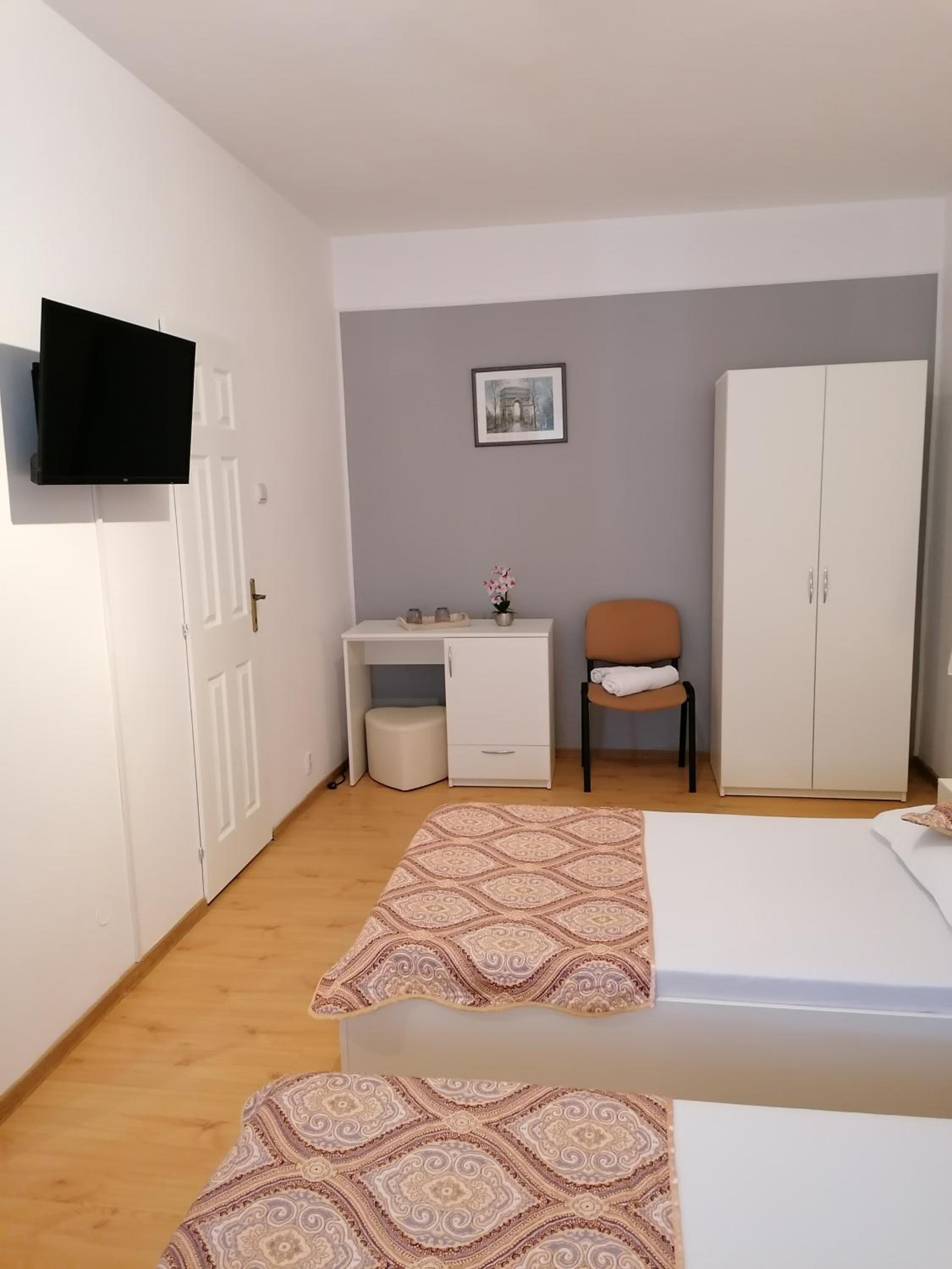 Twin Room with Bathroom photo 1