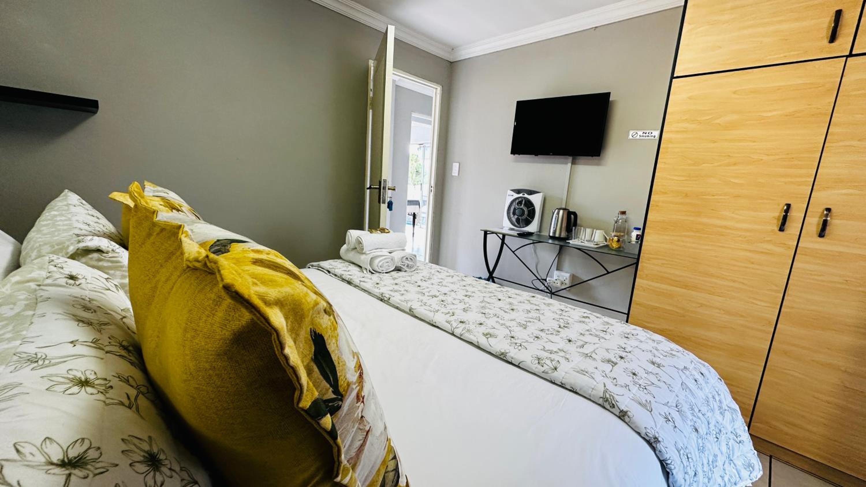 Deluxe Queen Room - Photo 3