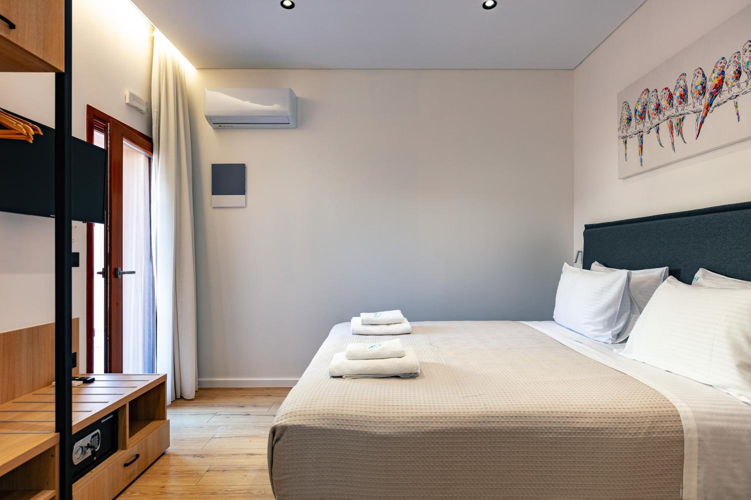 Superior Studio with Terrace & Open-Plan Bathtub - Photo 8