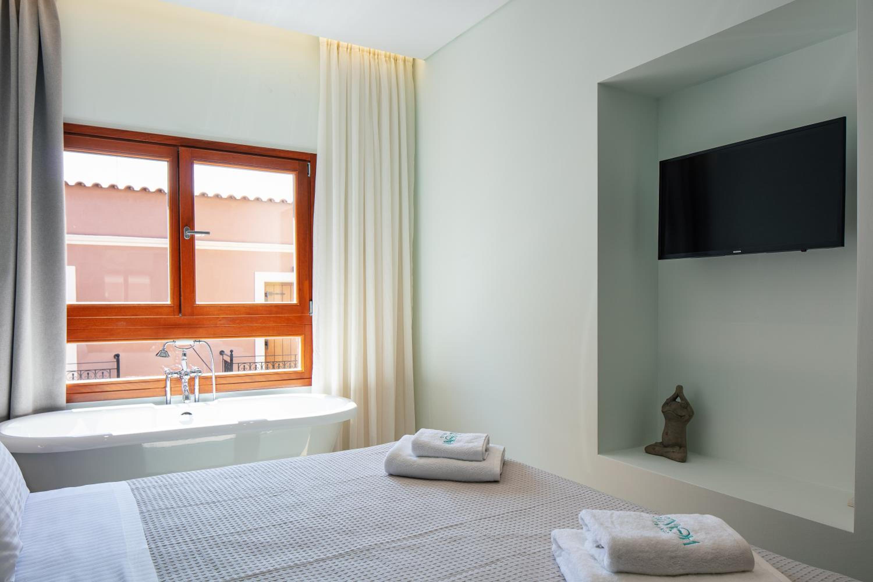 Premium Studio with Old Town View & Open-Plan Bathtub - Photo 4