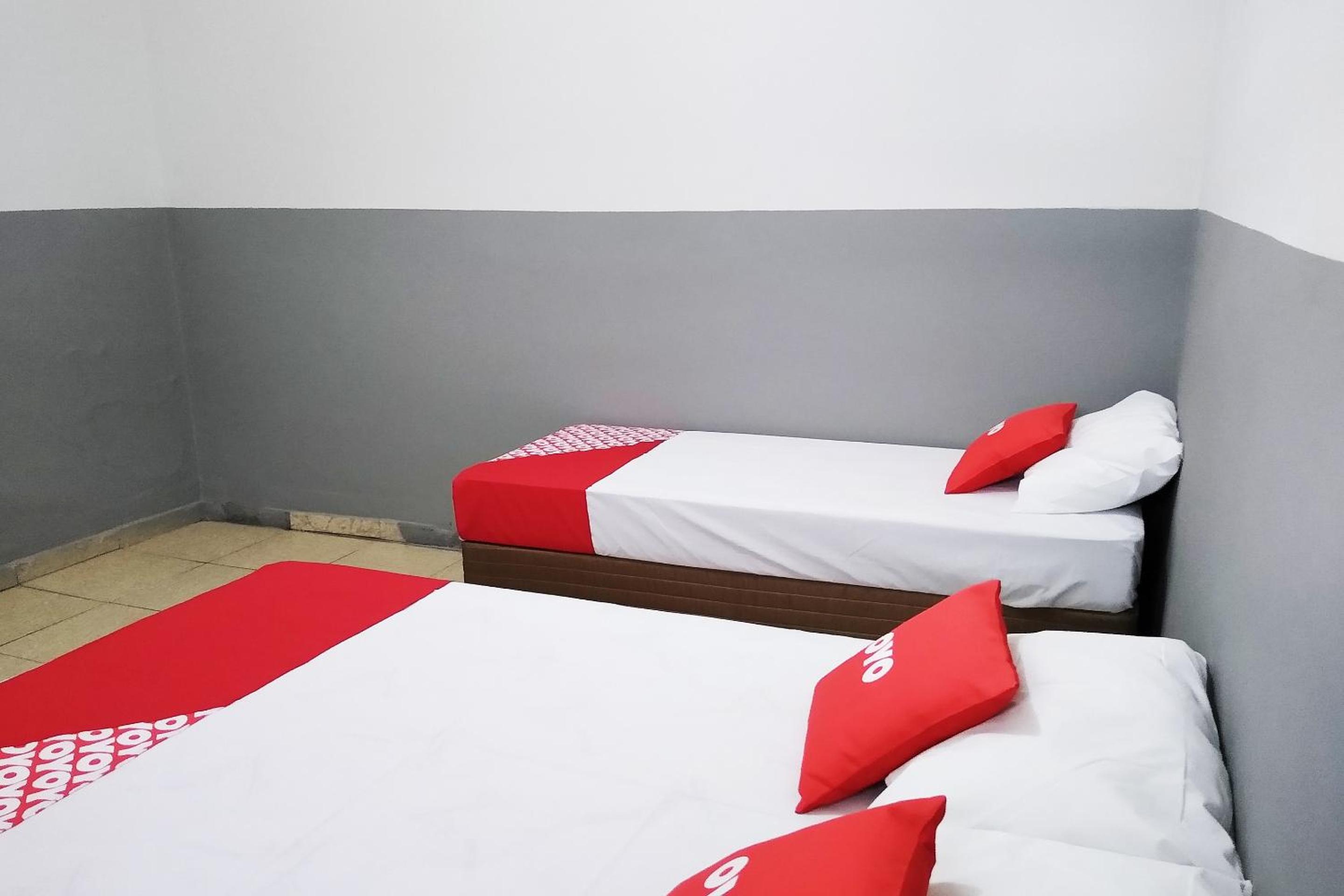 Quadruple Room (1 Double bed + 2 Single beds) - Photo 1
