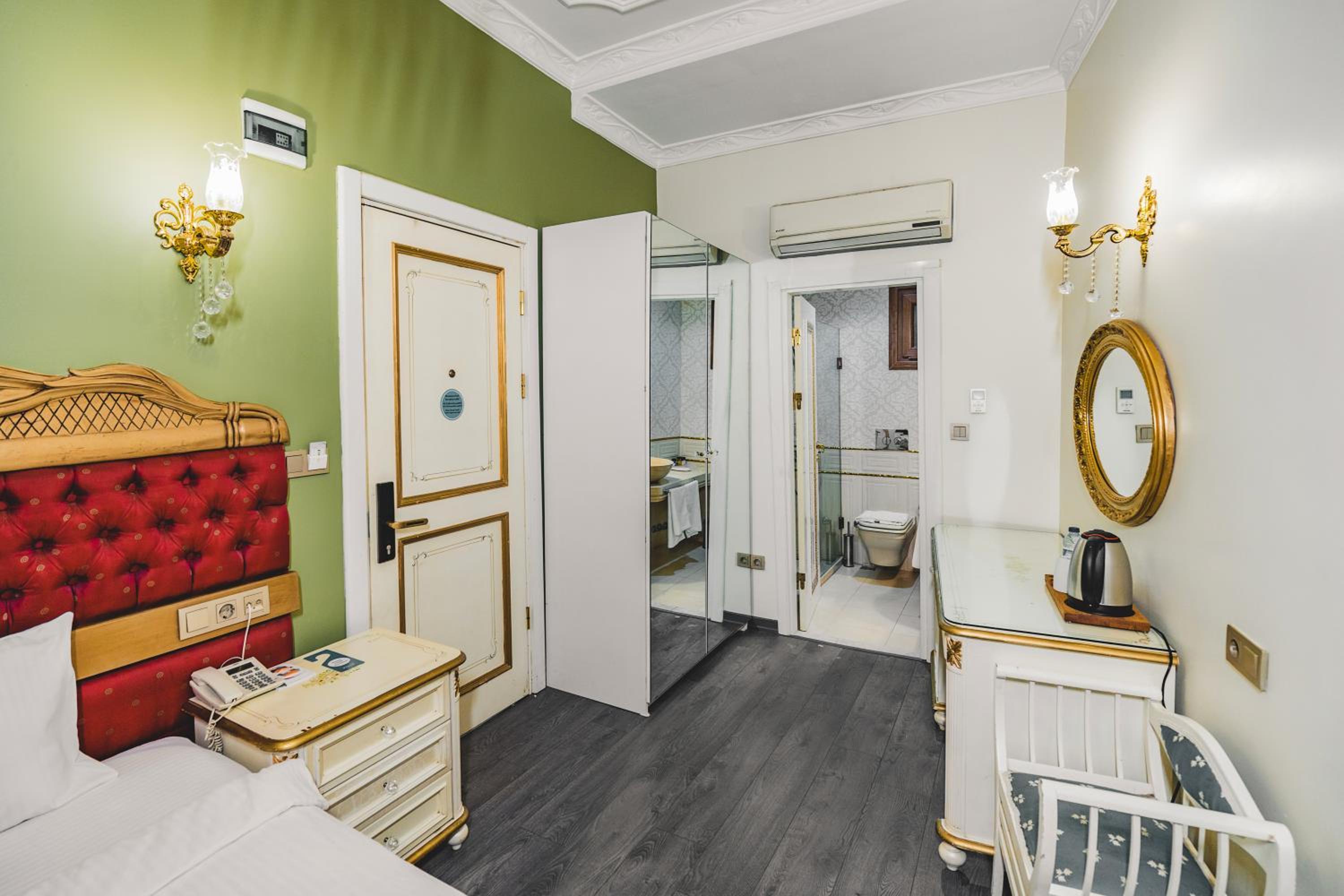 Budget Double Room photo 3