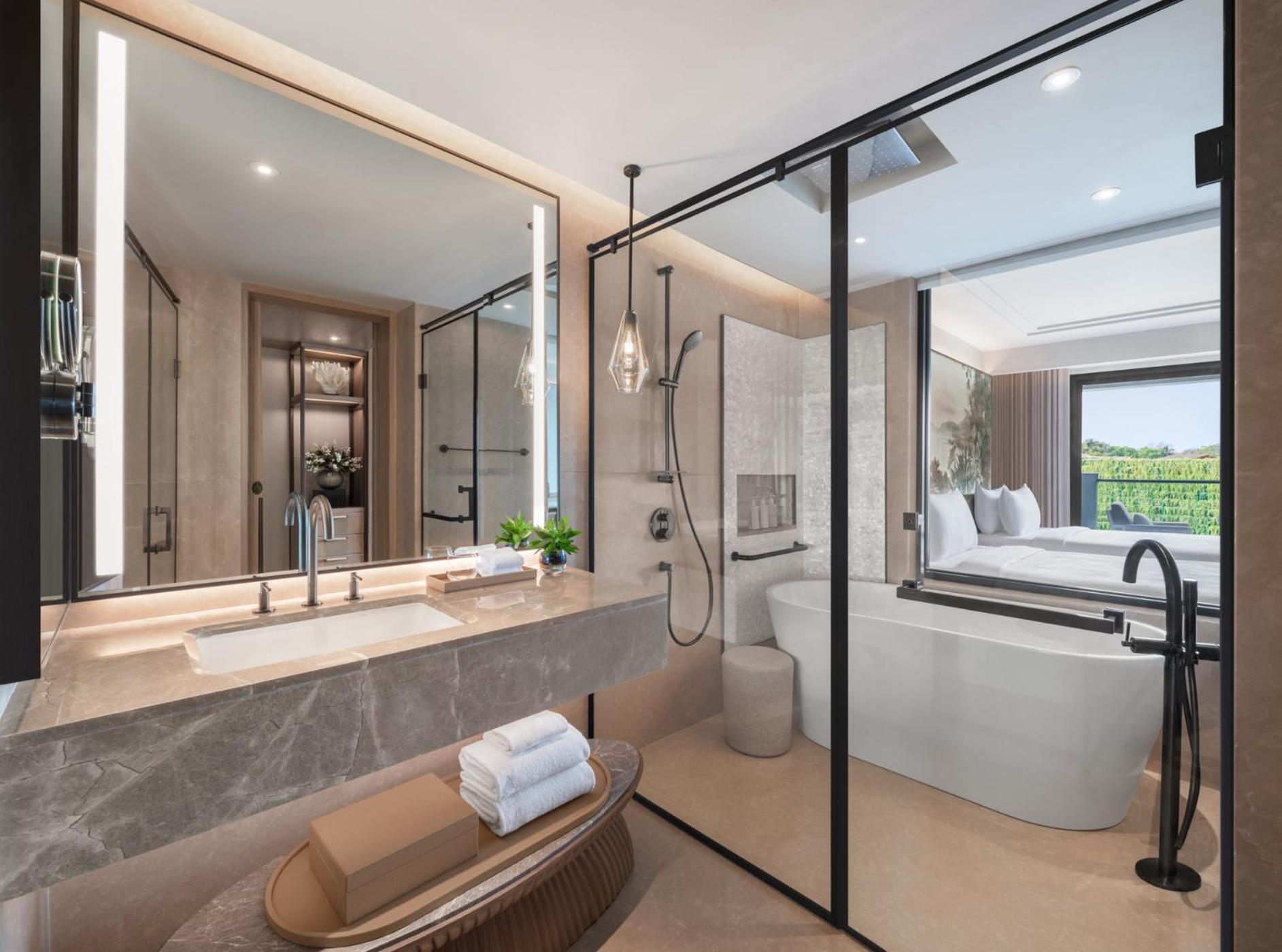 Luxury Tropical Twin Room with Balcony and Forest View - Photo 3