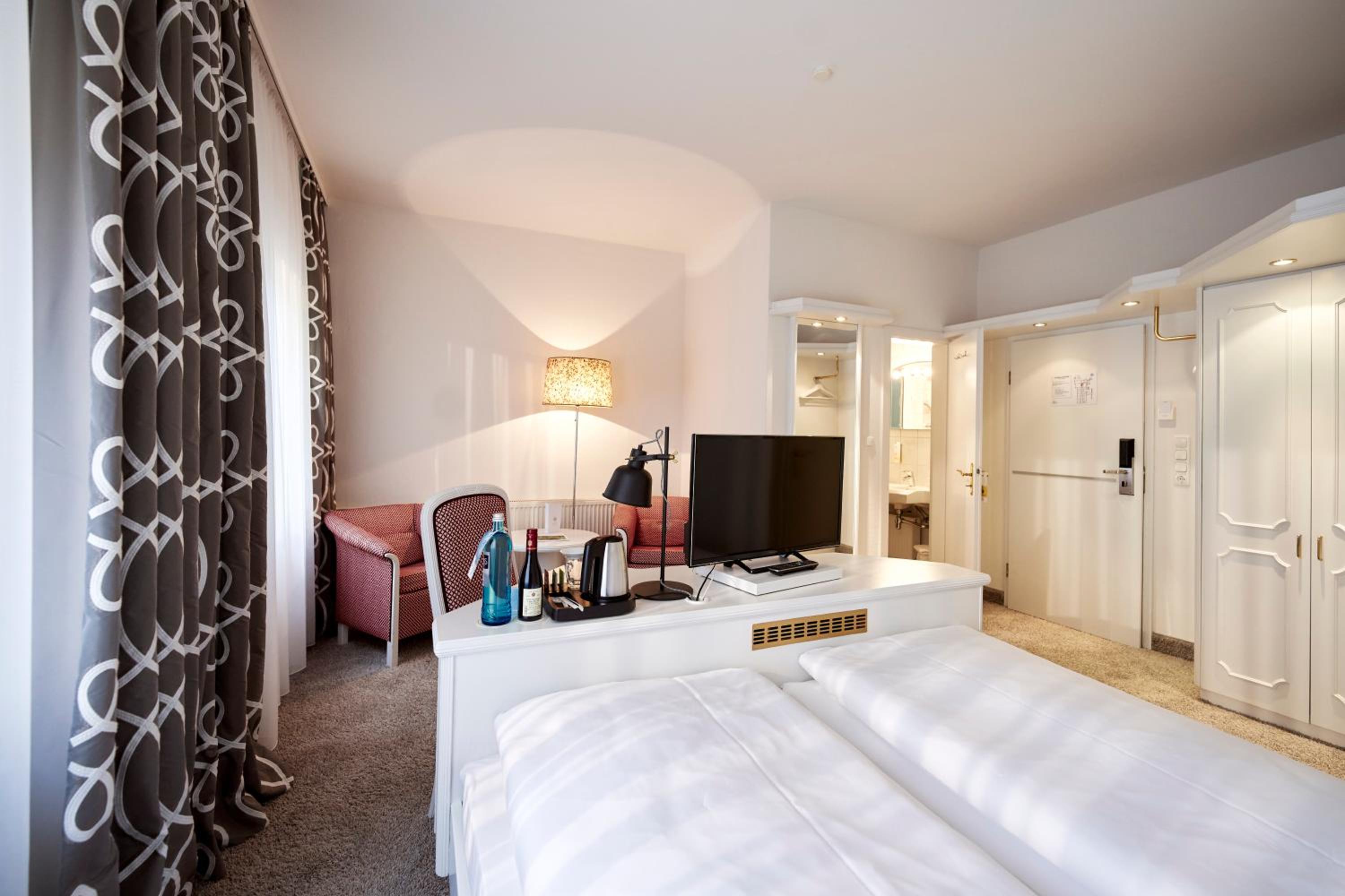 Large Double Room - Photo 1