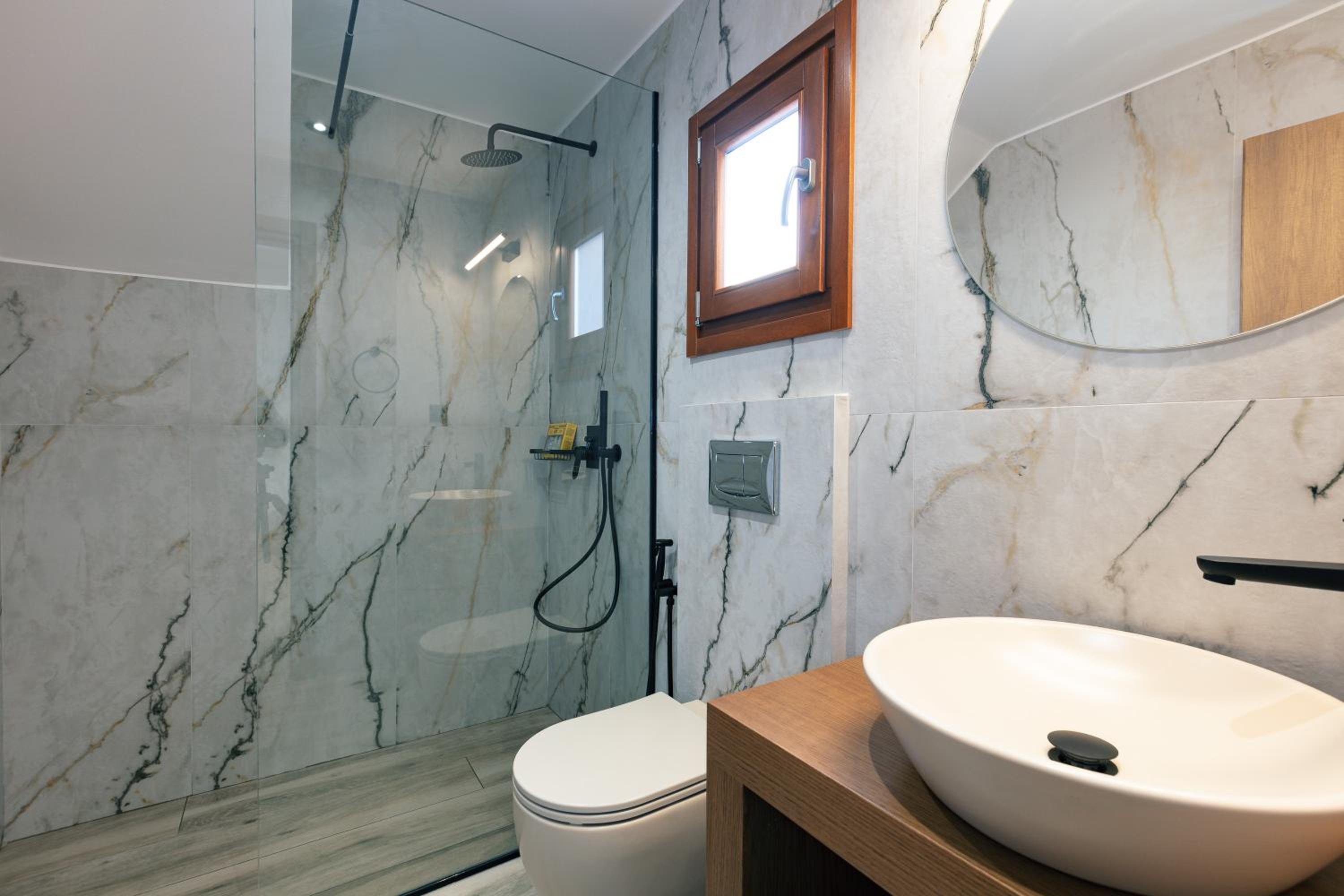 Superior Studio with Terrace & Open-Plan Bathtub - Photo 10