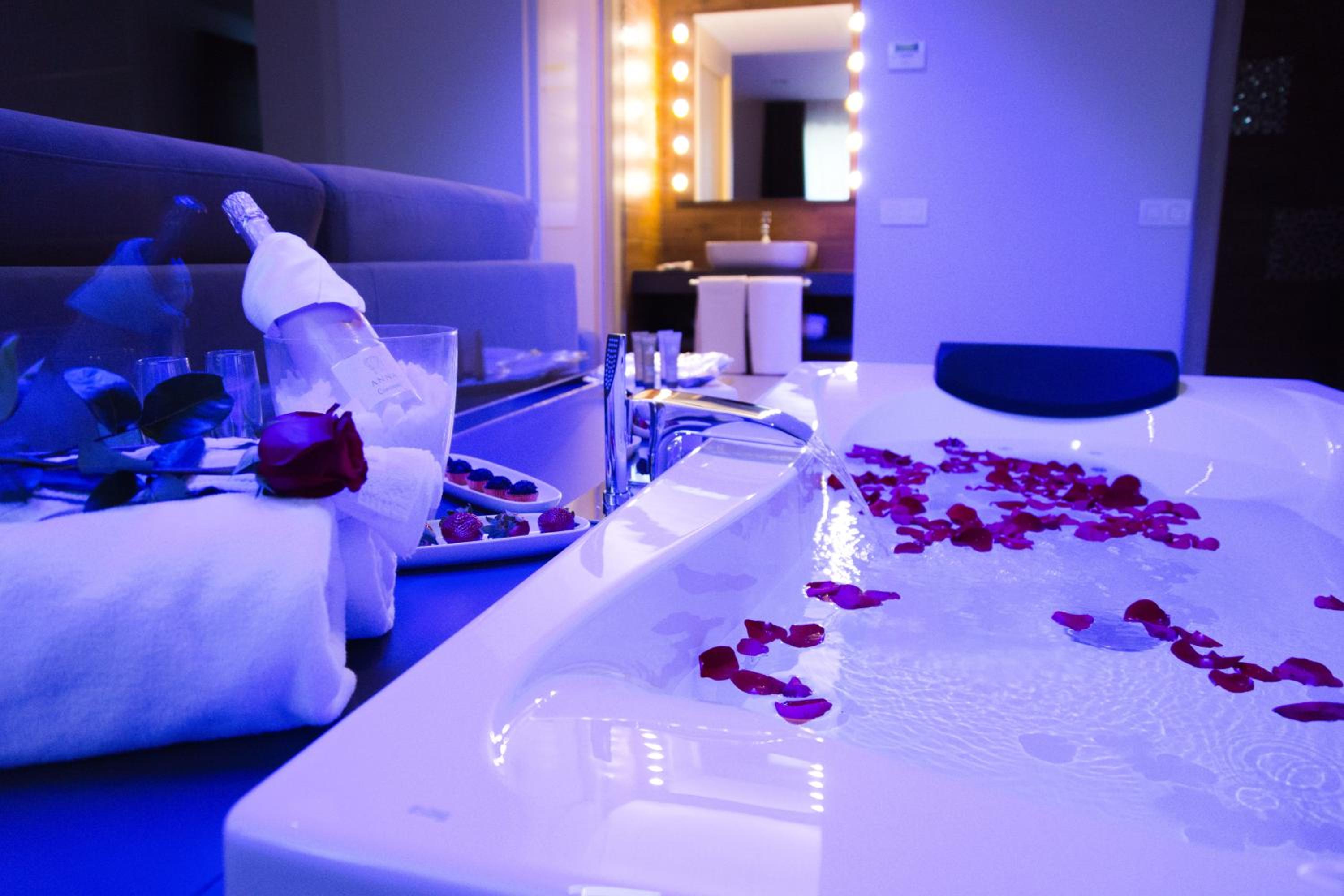 Suite with Hot Tub Syrah - Photo 5