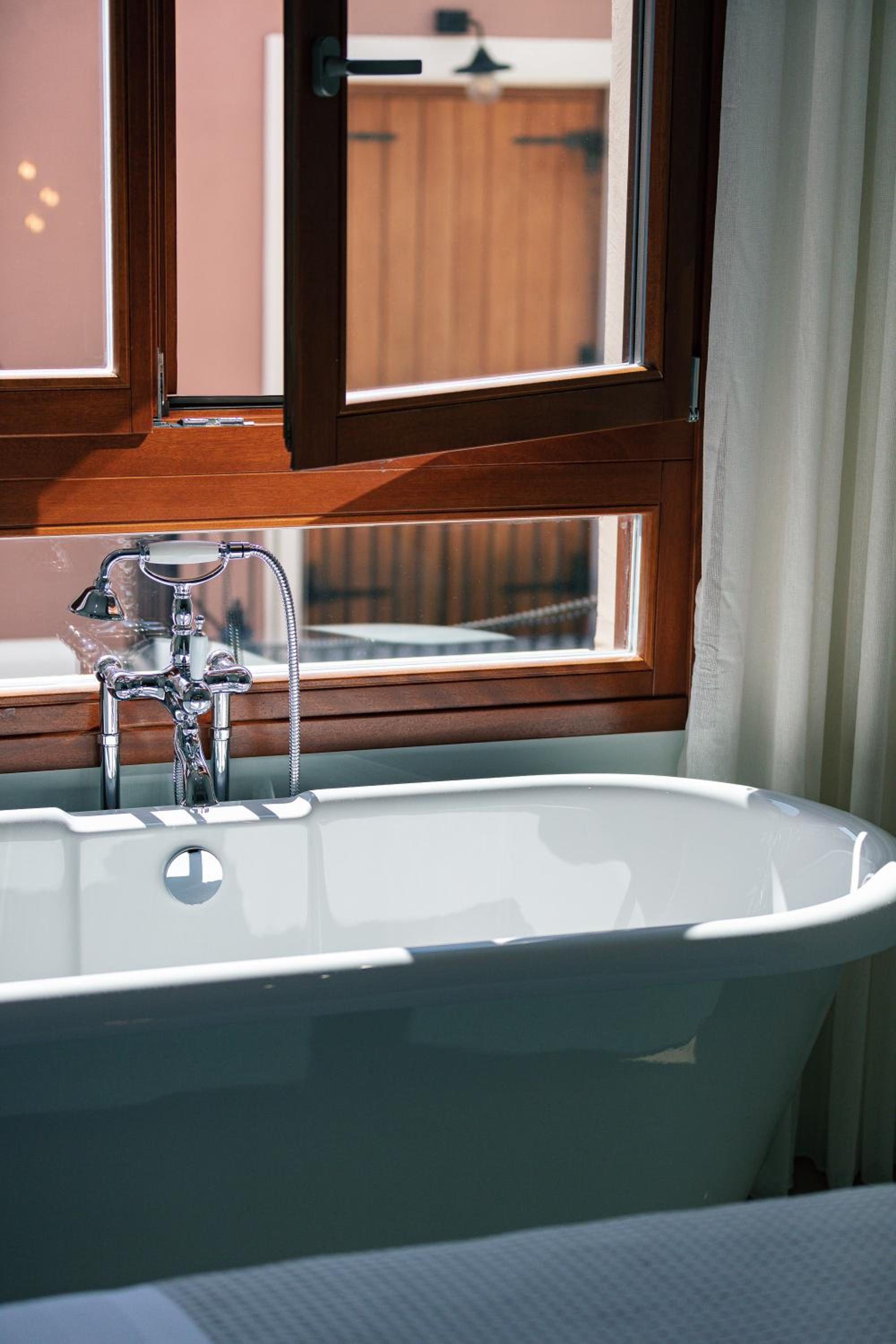 Premium Studio with Old Town View & Open-Plan Bathtub - Photo 8