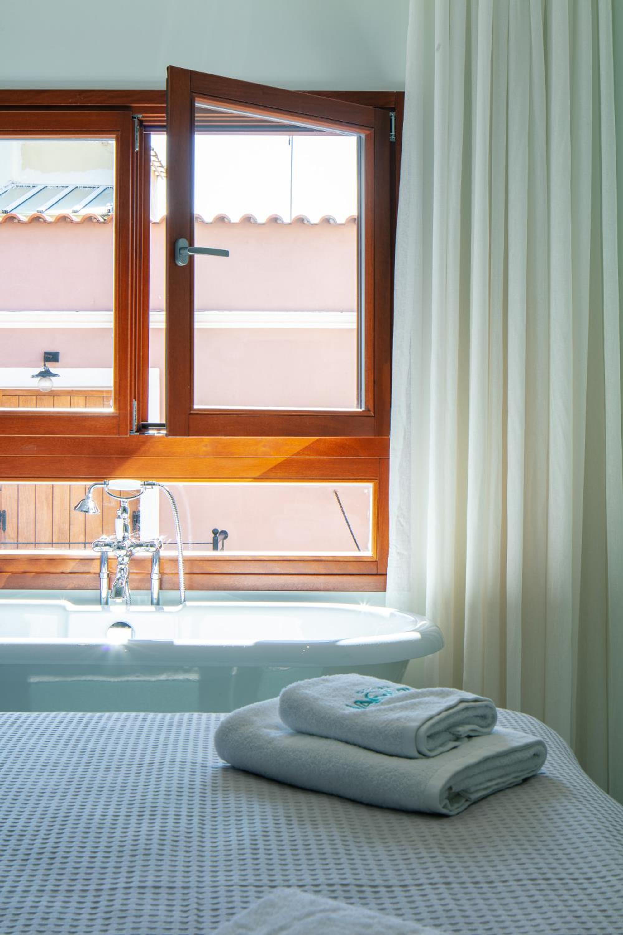 Premium Studio with Old Town View & Open-Plan Bathtub - Photo 7
