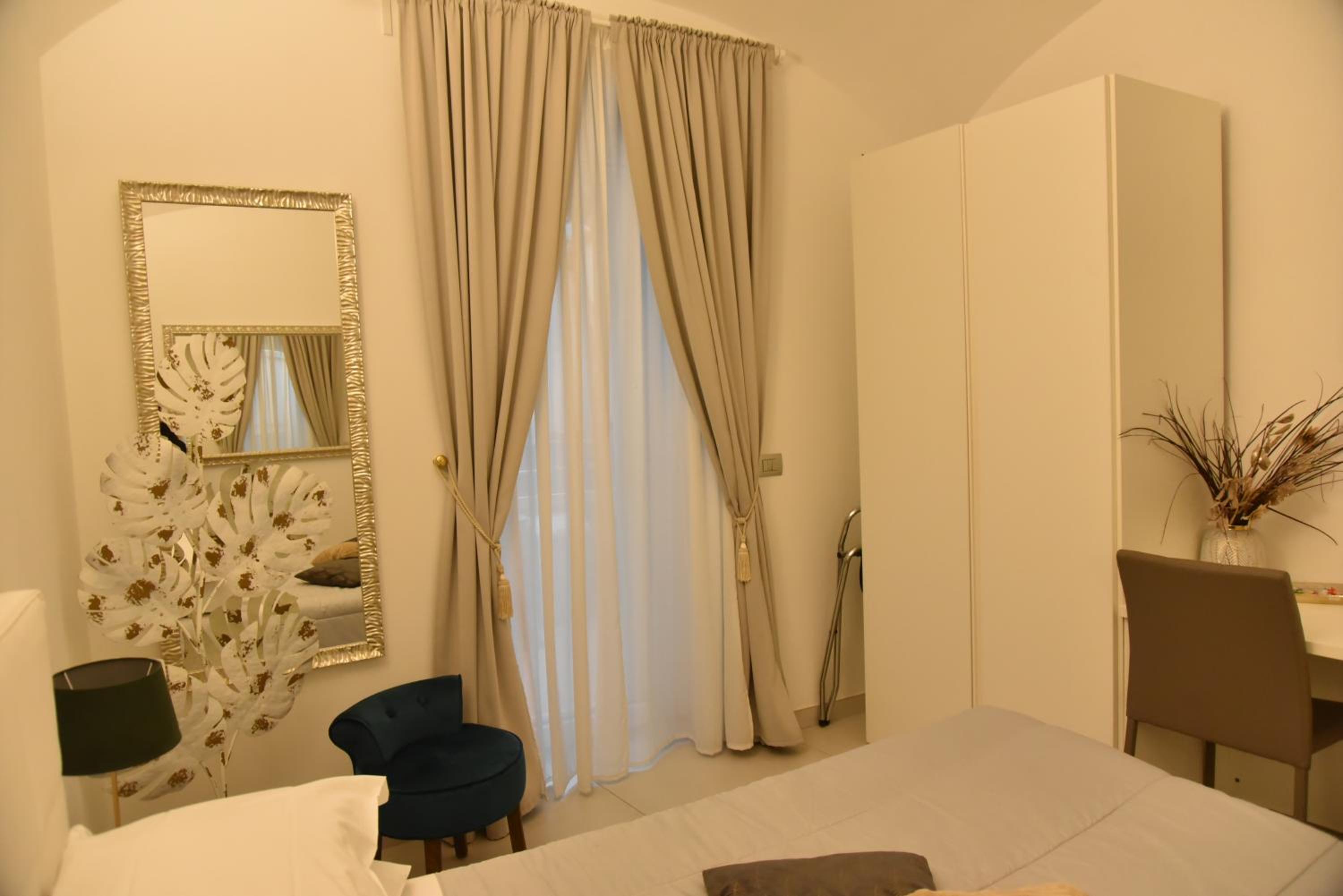 Queen Suite with Spa Bath photo 2