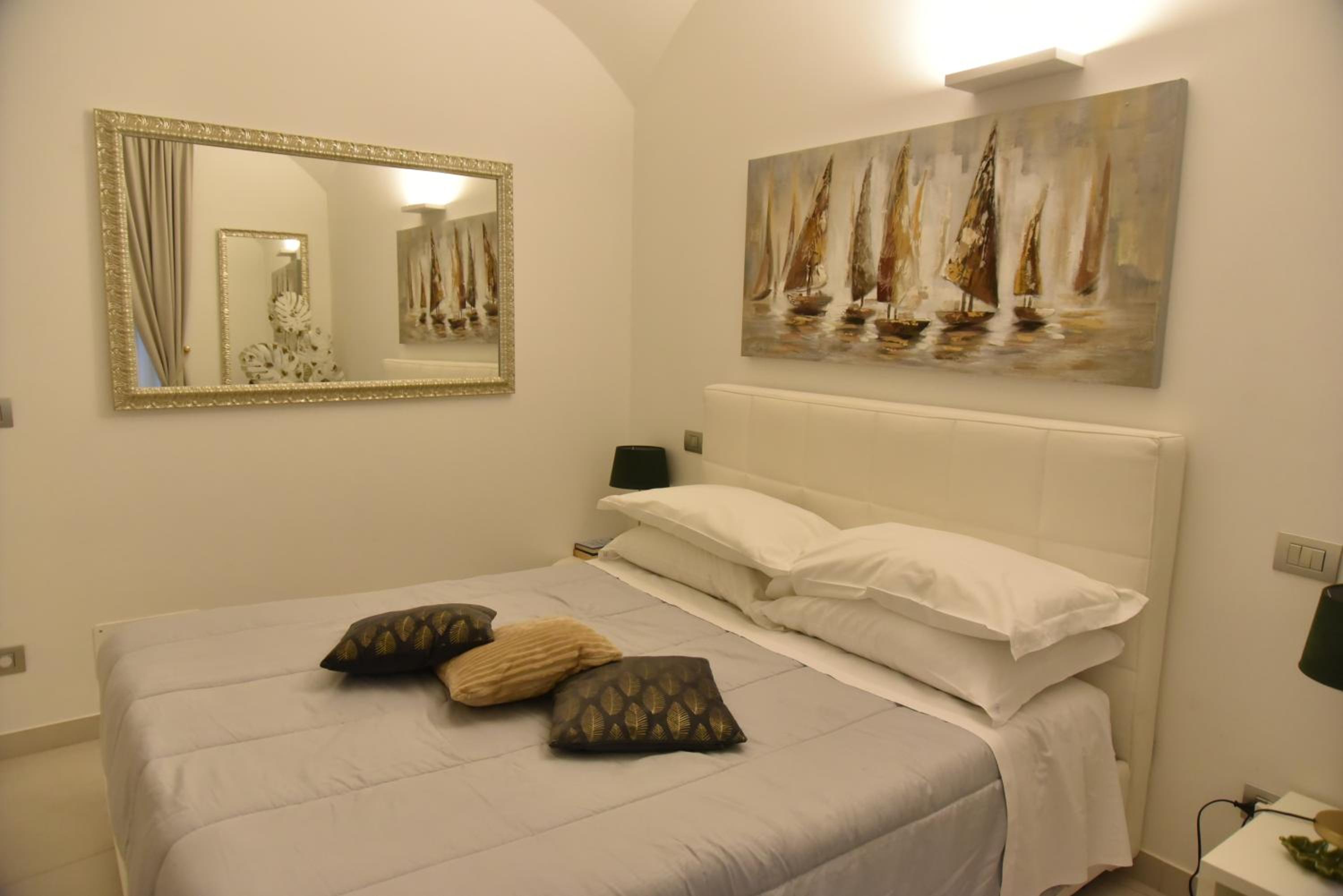 Queen Suite with Spa Bath photo 3