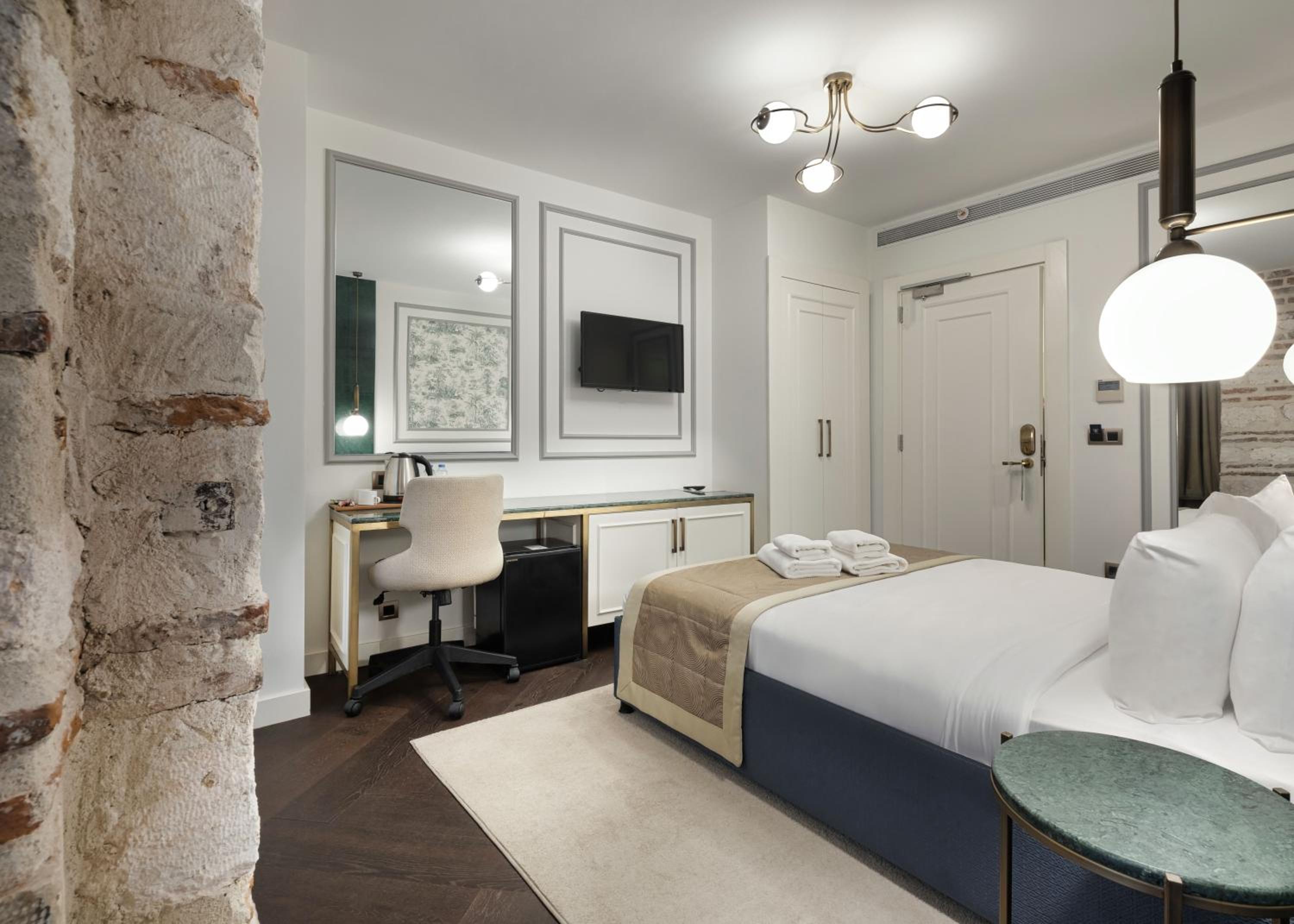 Stone Room with Balcony photo 3
