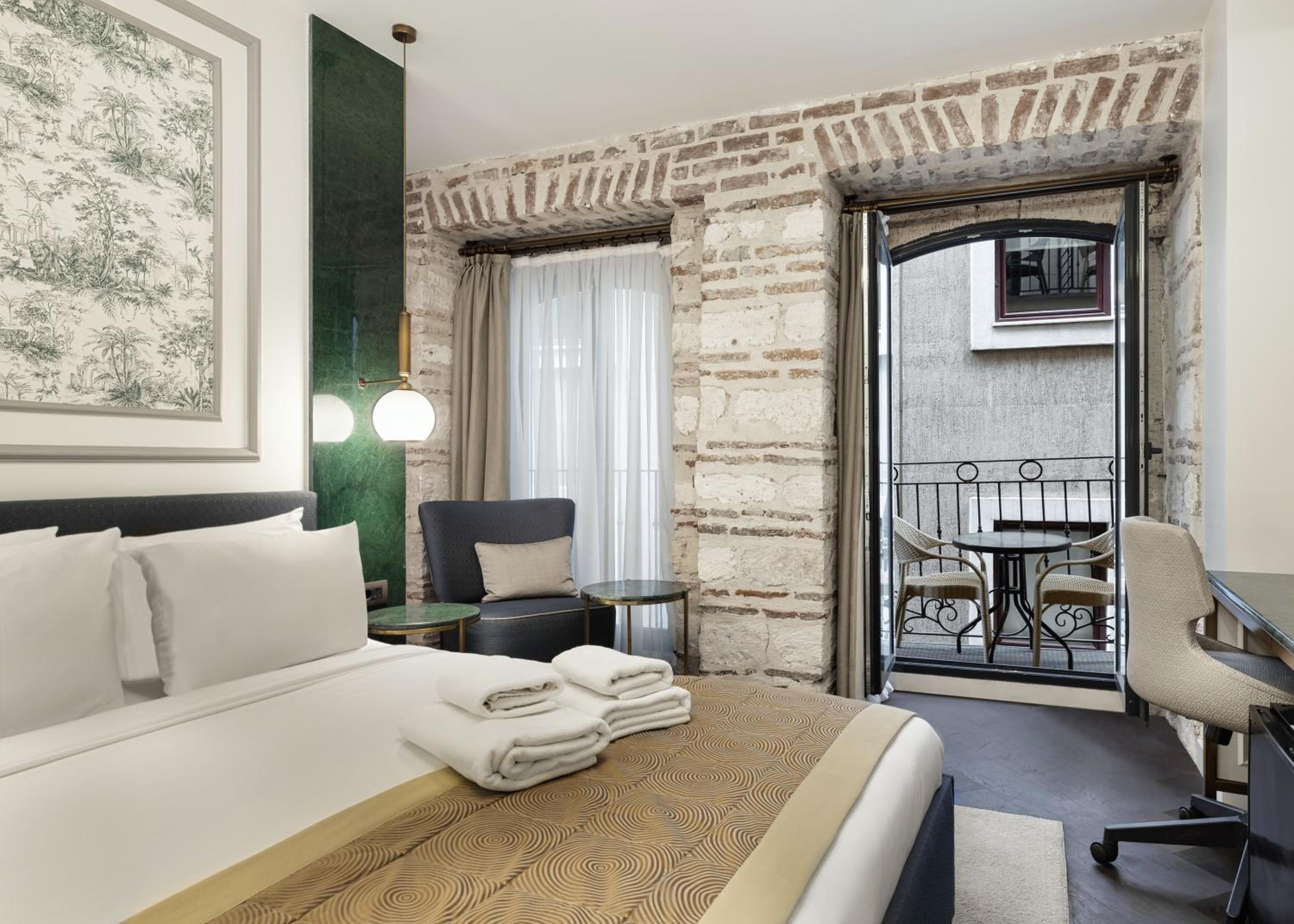 Stone Room with Balcony photo 2