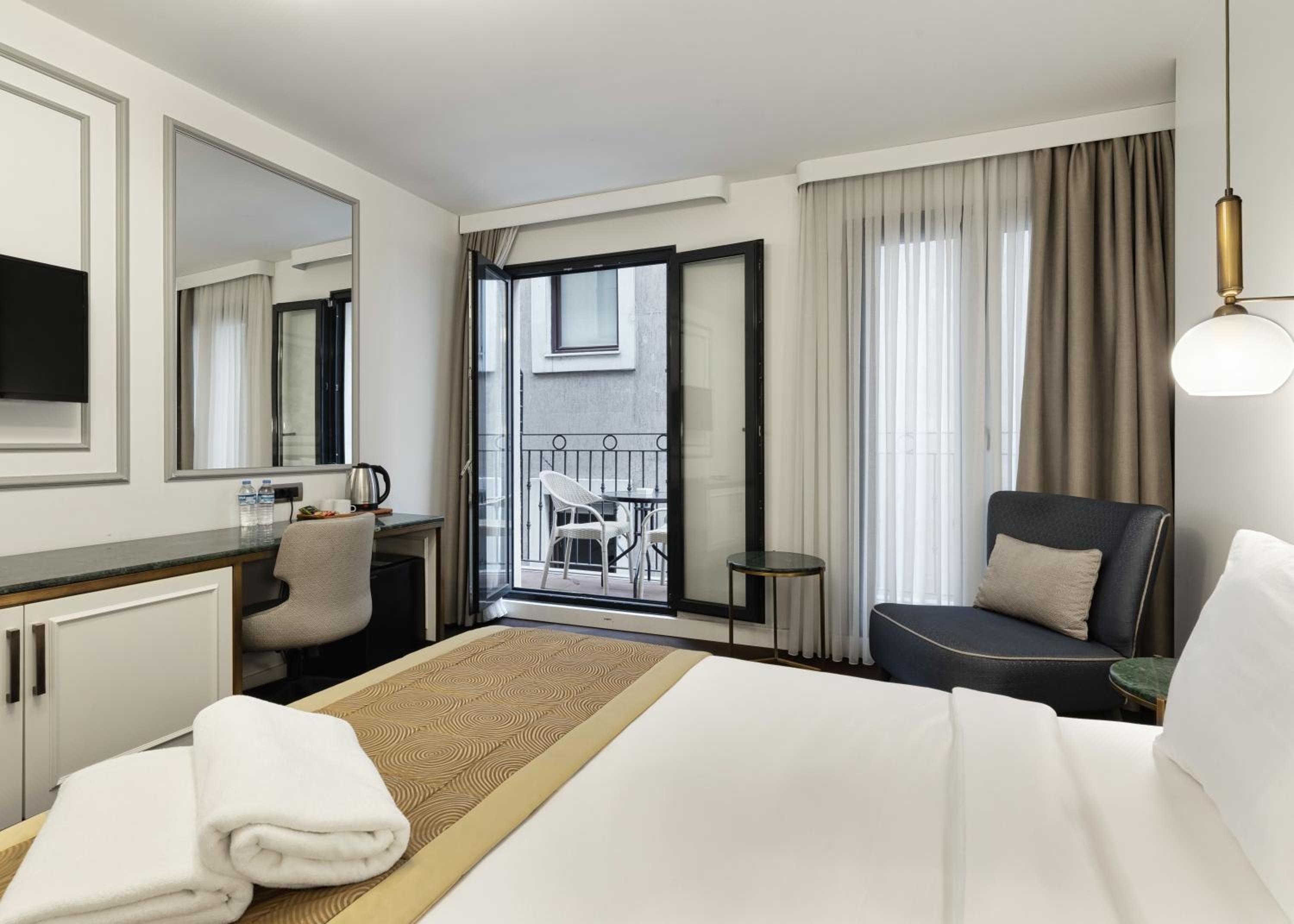 Deluxe Double Room with Balcony photo 2