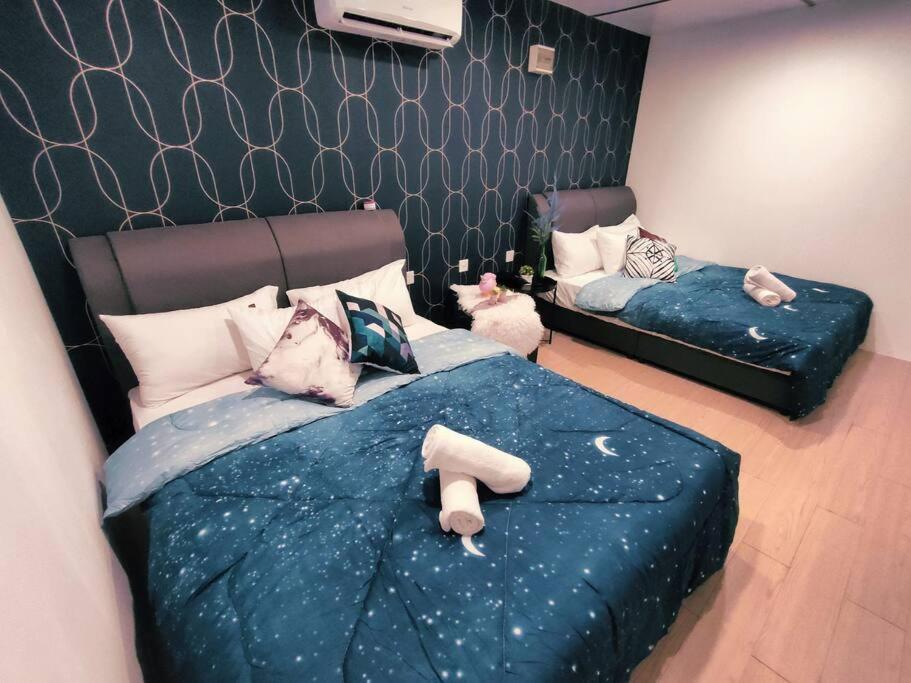 Six-Bedroom House photo 3