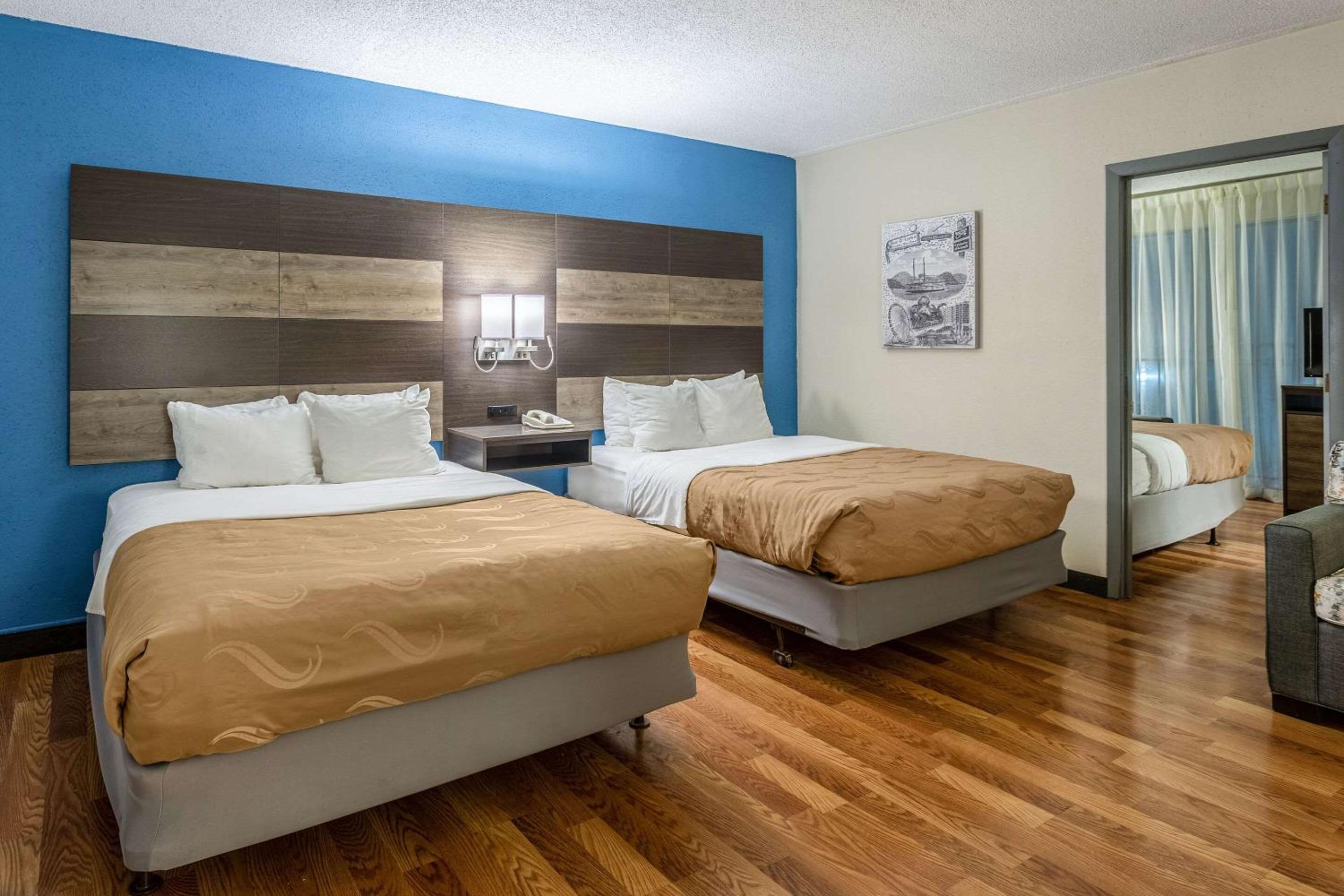 Queen Room with Two Queen Beds - Photo 3