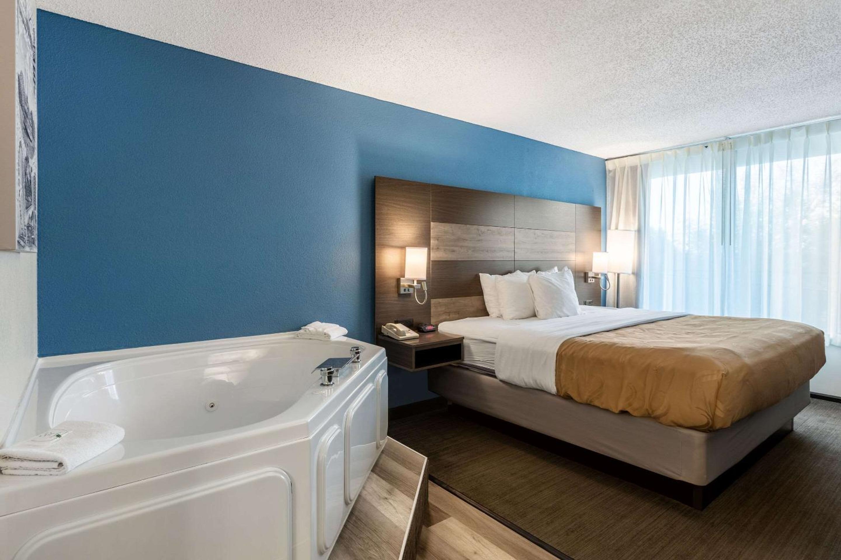 King Room with Spa Bath - Photo 4