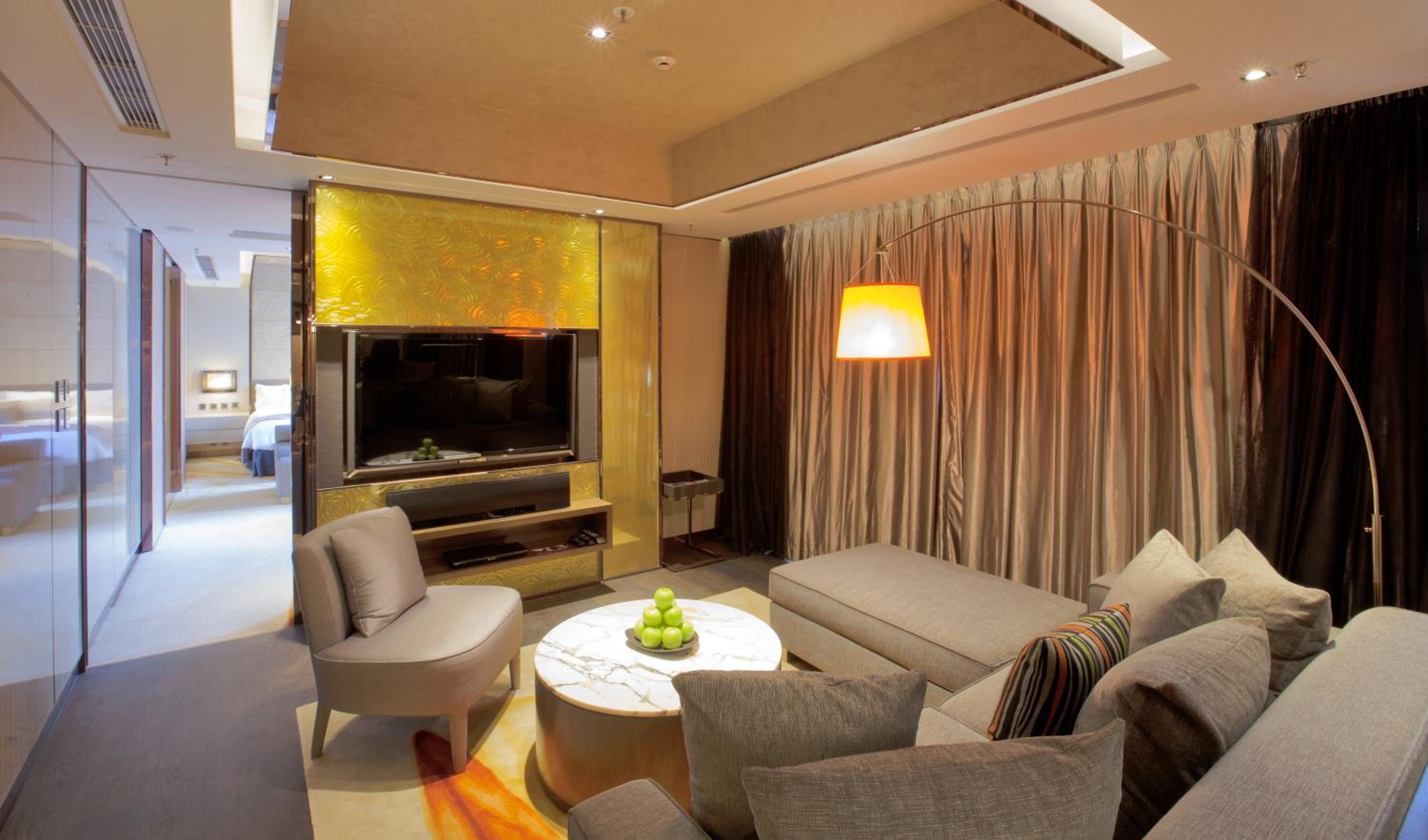 One-Bedroom Suite with Mountain View