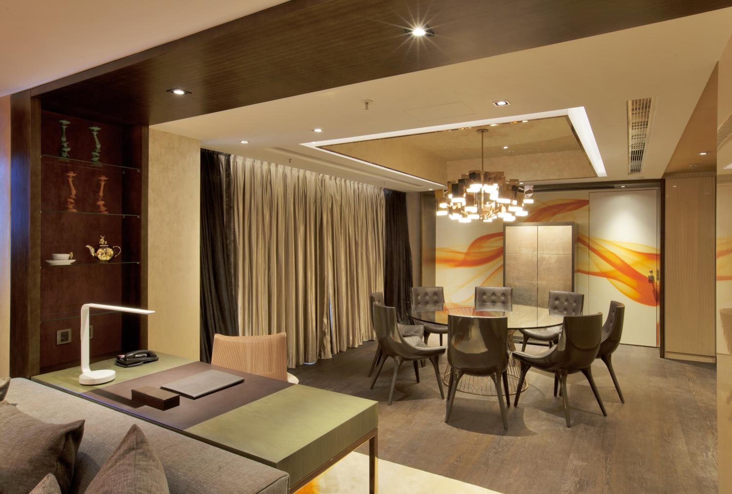 One-Bedroom Suite with Mountain View