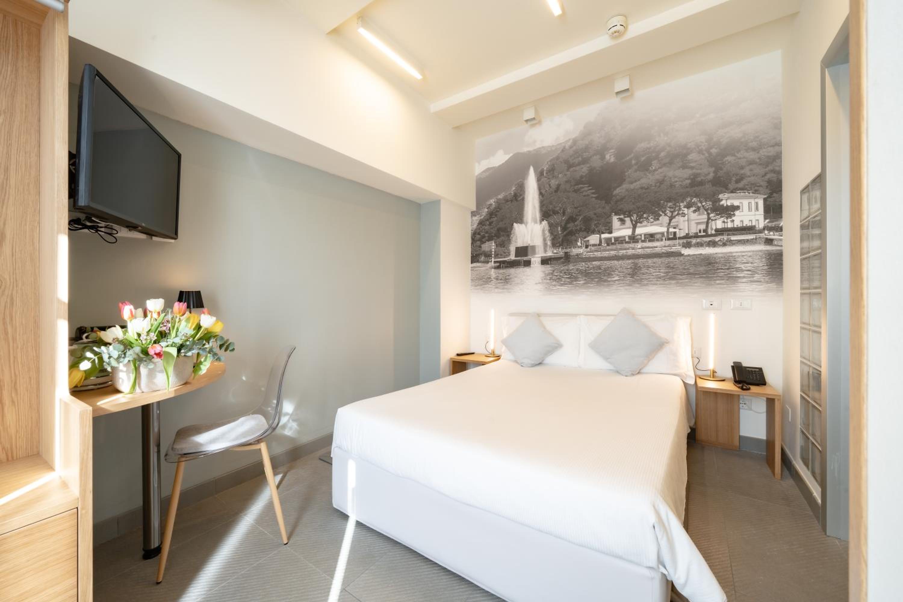 Standard Double Room thumbnail 5