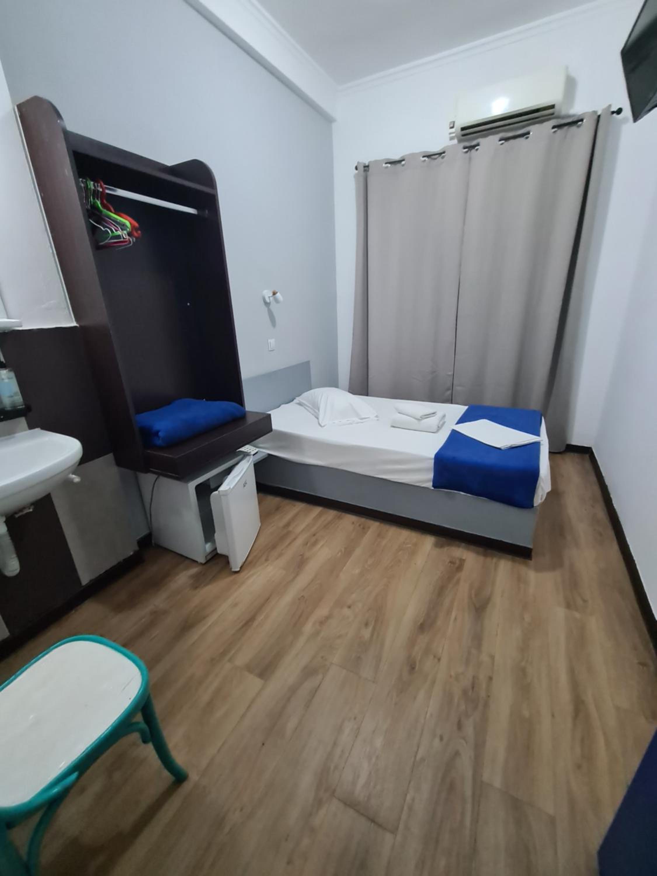 Single Room with Shared Bathroom photo 2