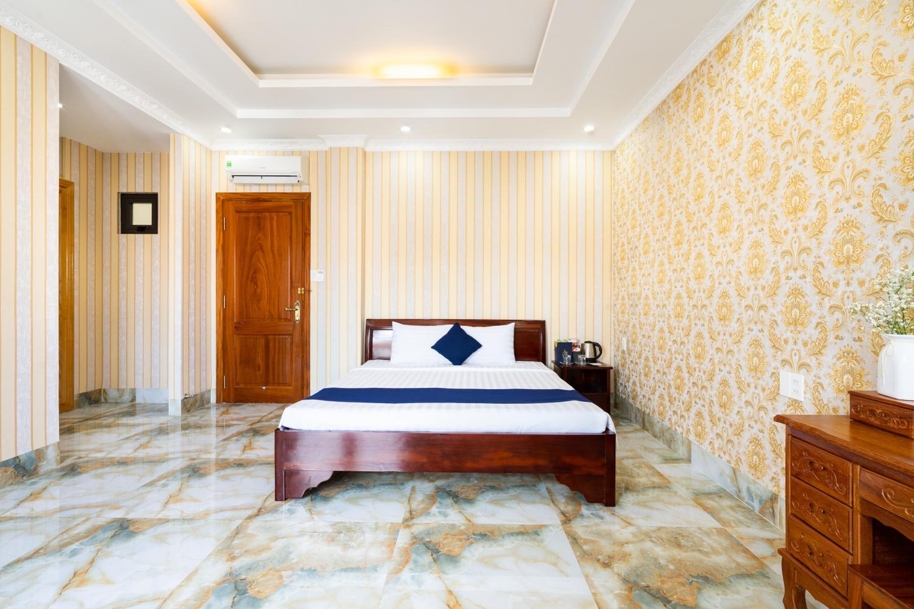 Deluxe Double Room with Balcony - Photo 7