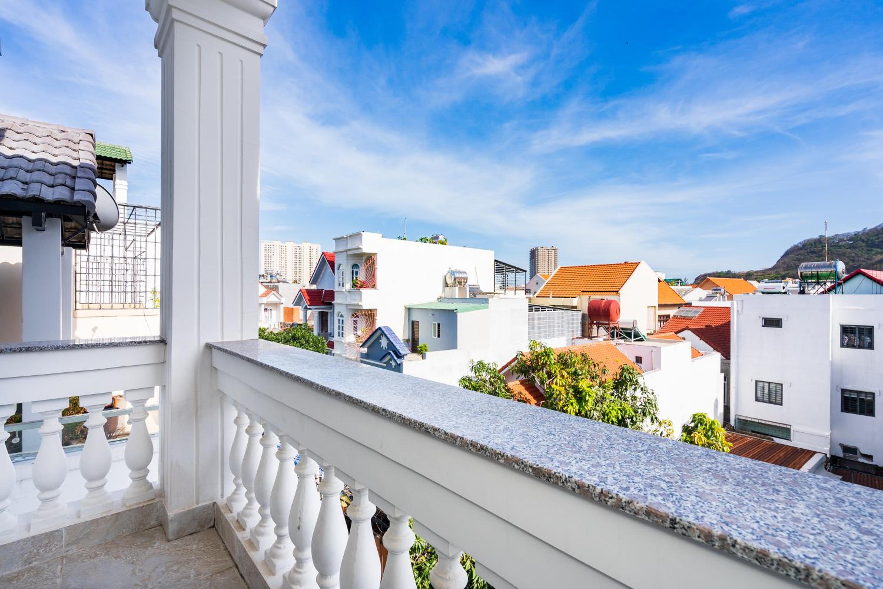Deluxe Double Room with Balcony - Photo 8