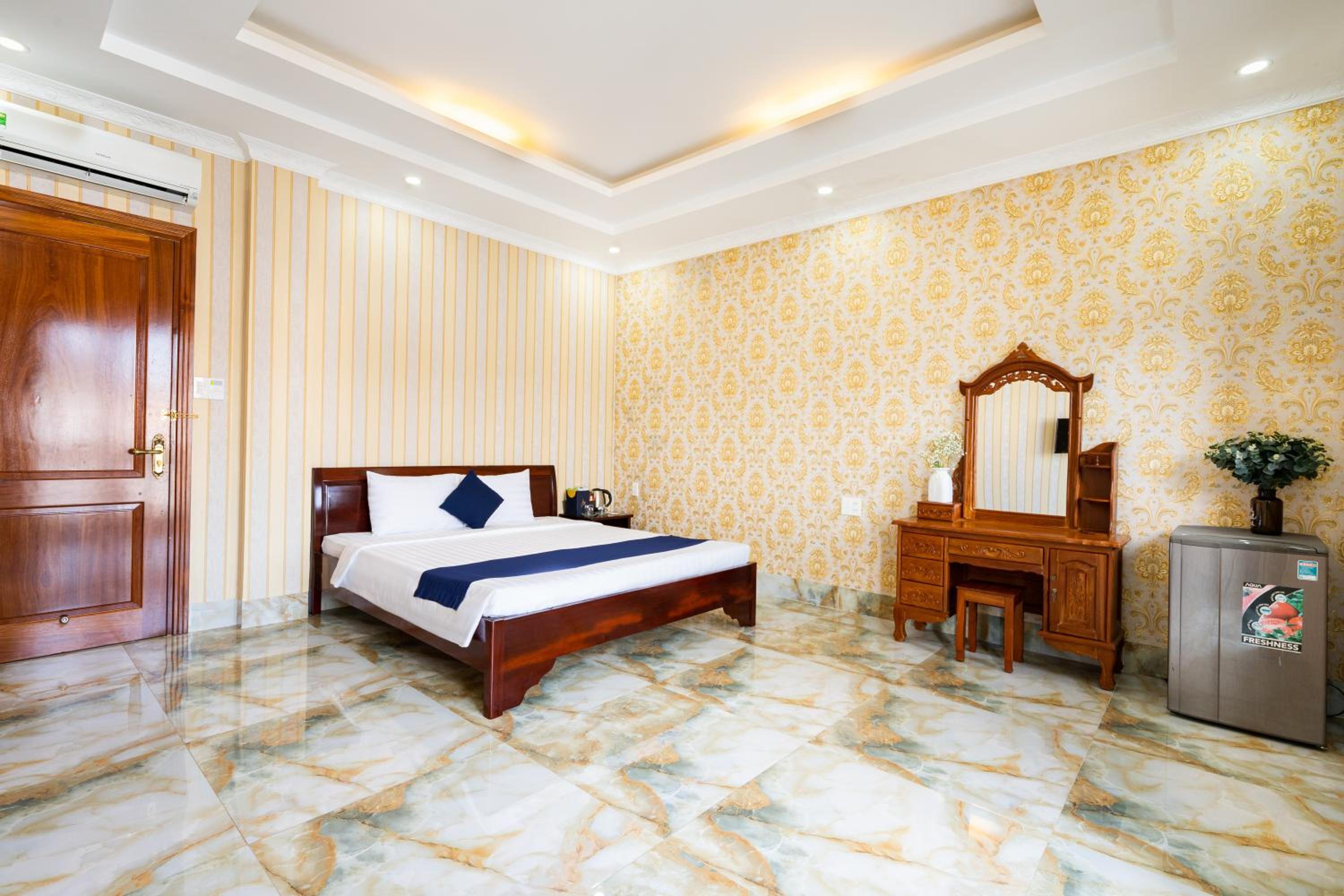 Deluxe Double Room with Balcony - Photo 5