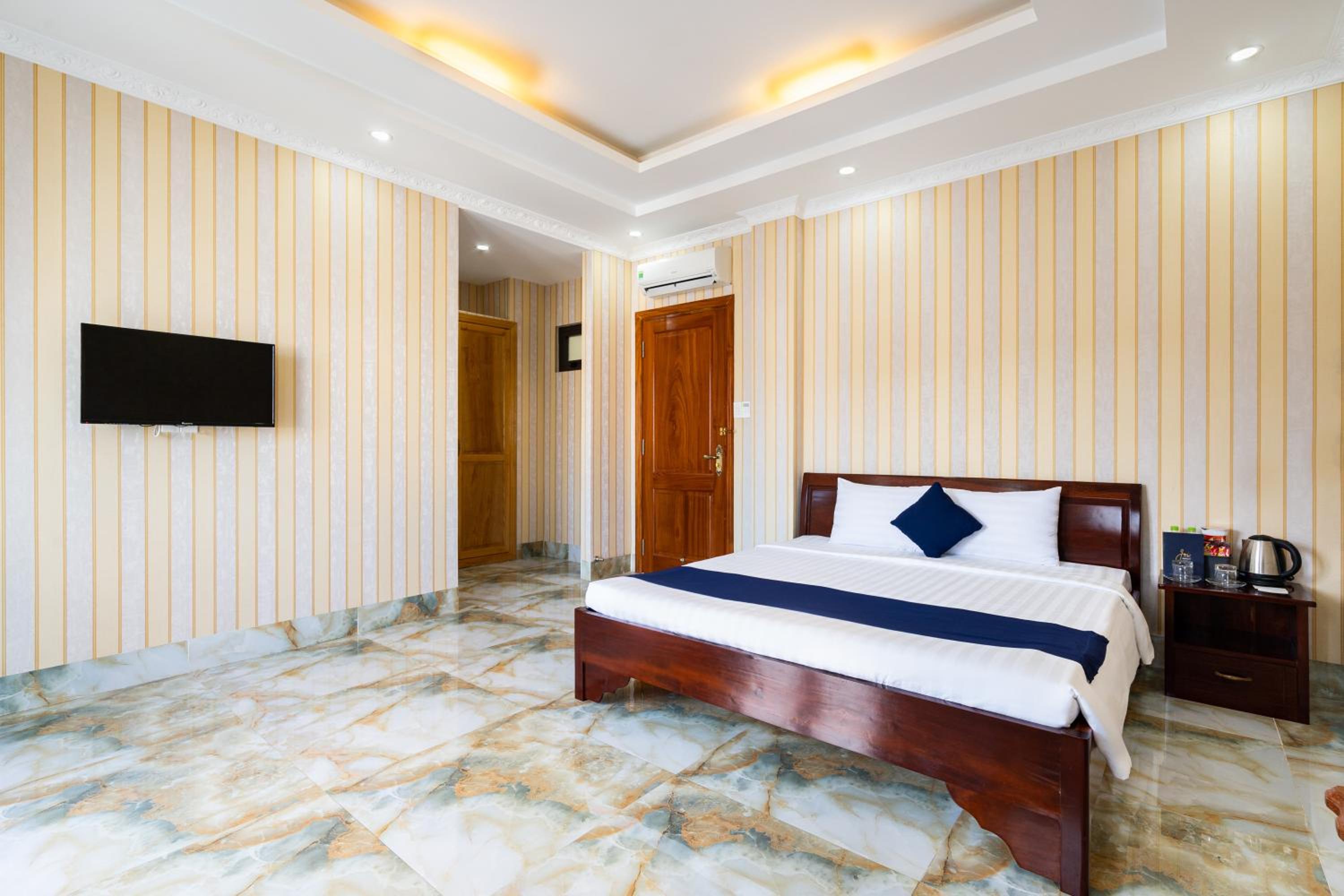 Deluxe Double Room with Balcony - Photo 6