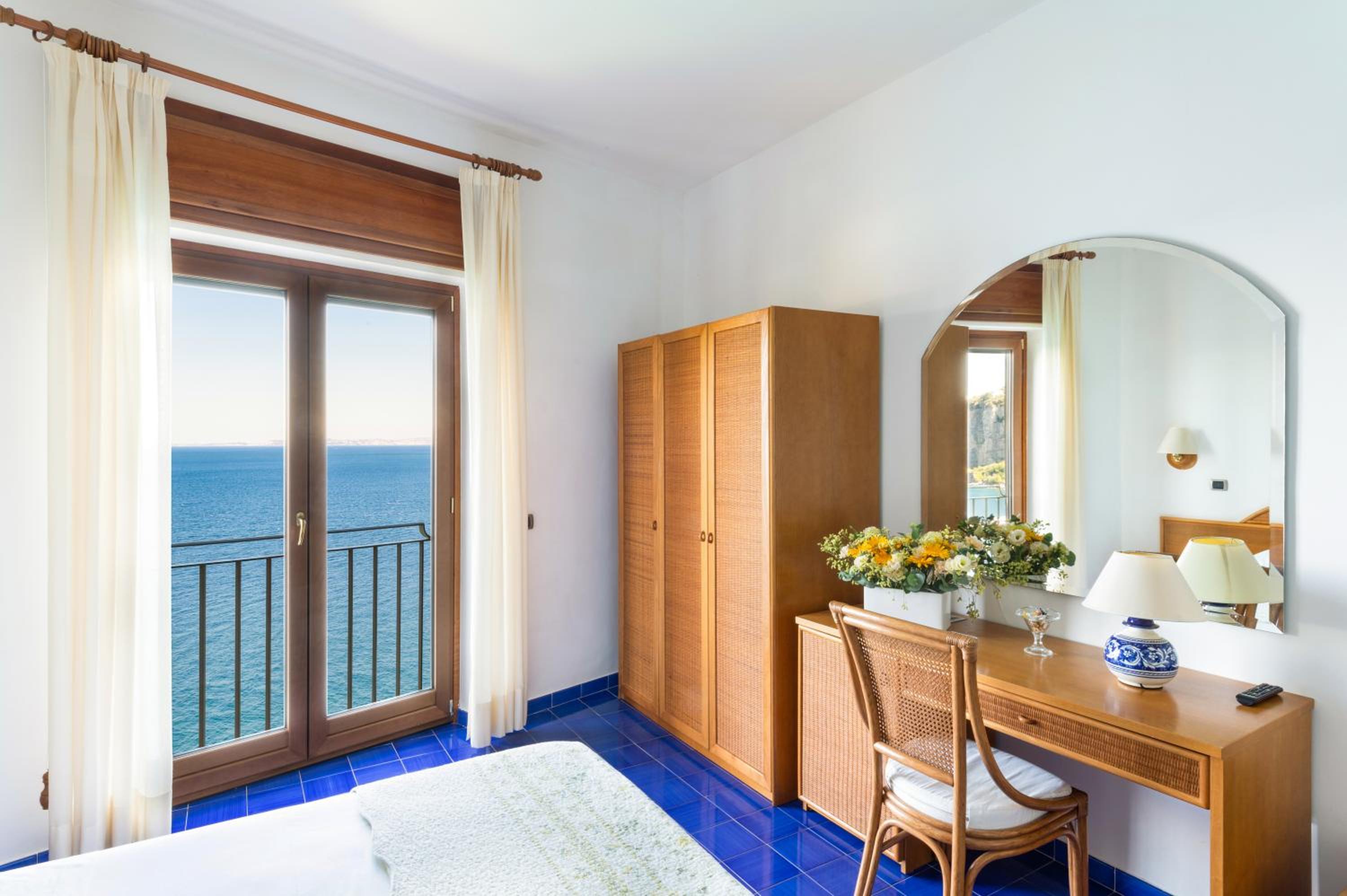 Triple Room with Sea View - Photo 3