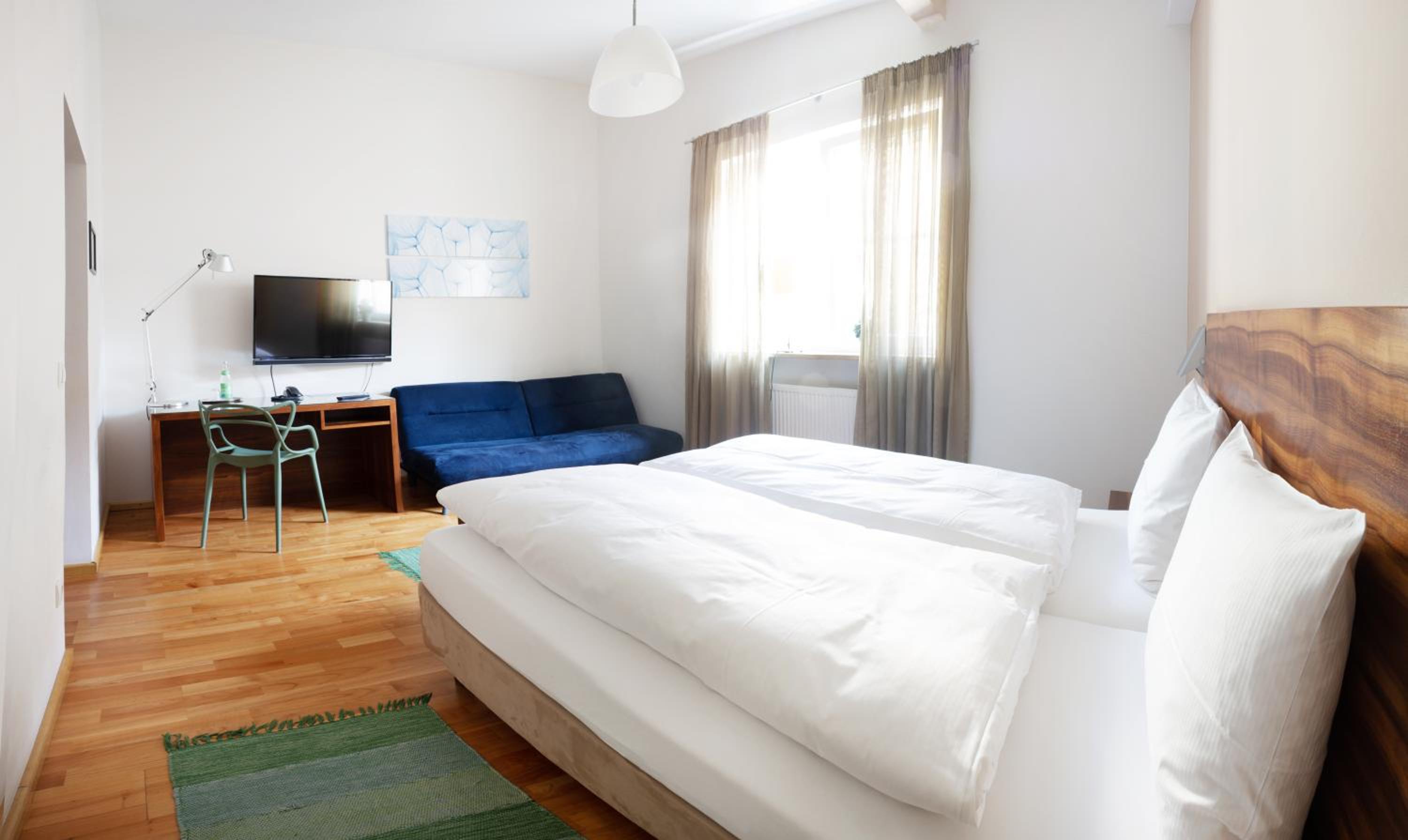 Large Double Room - Photo 3