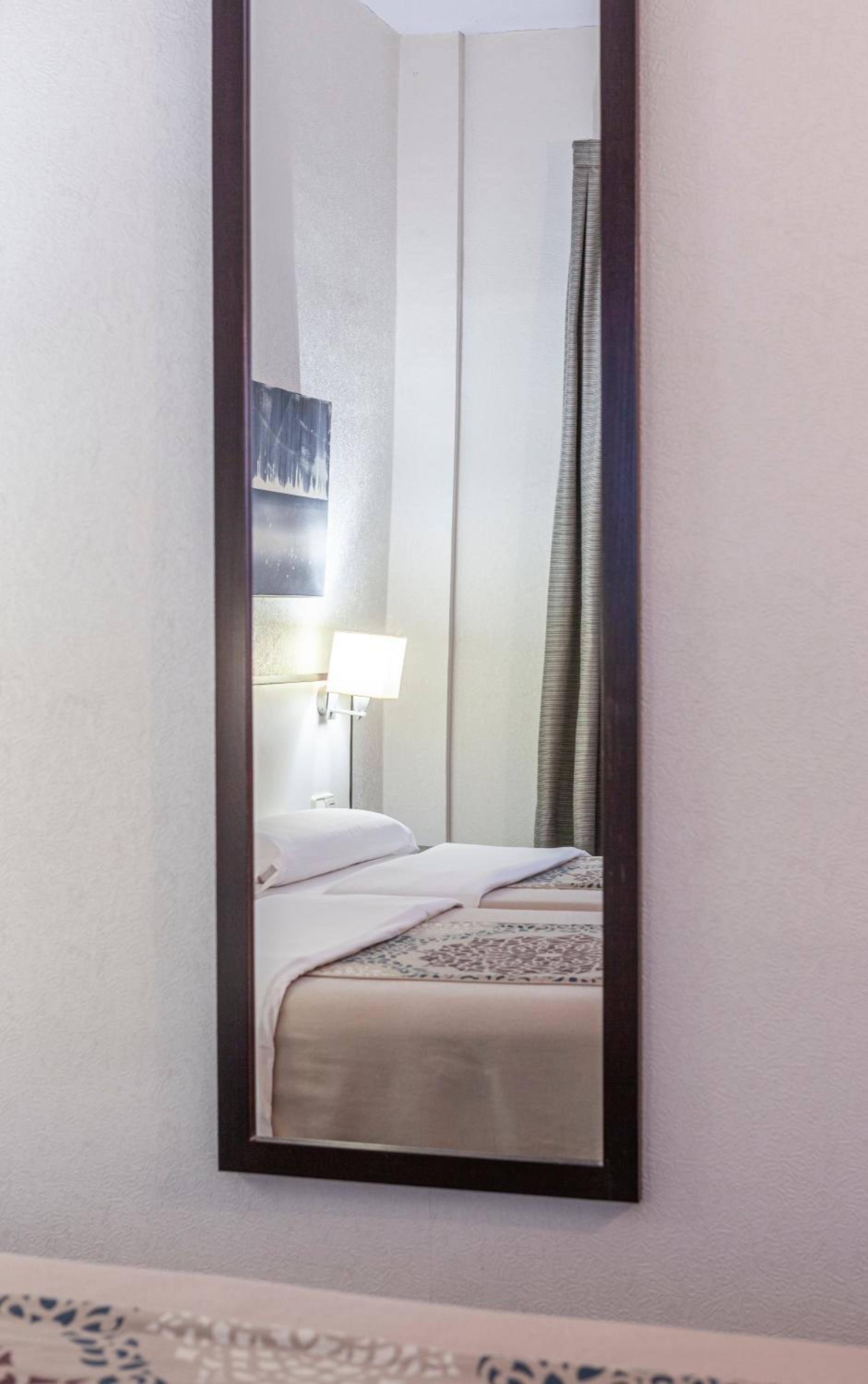 Double or Twin Room - Photo 11
