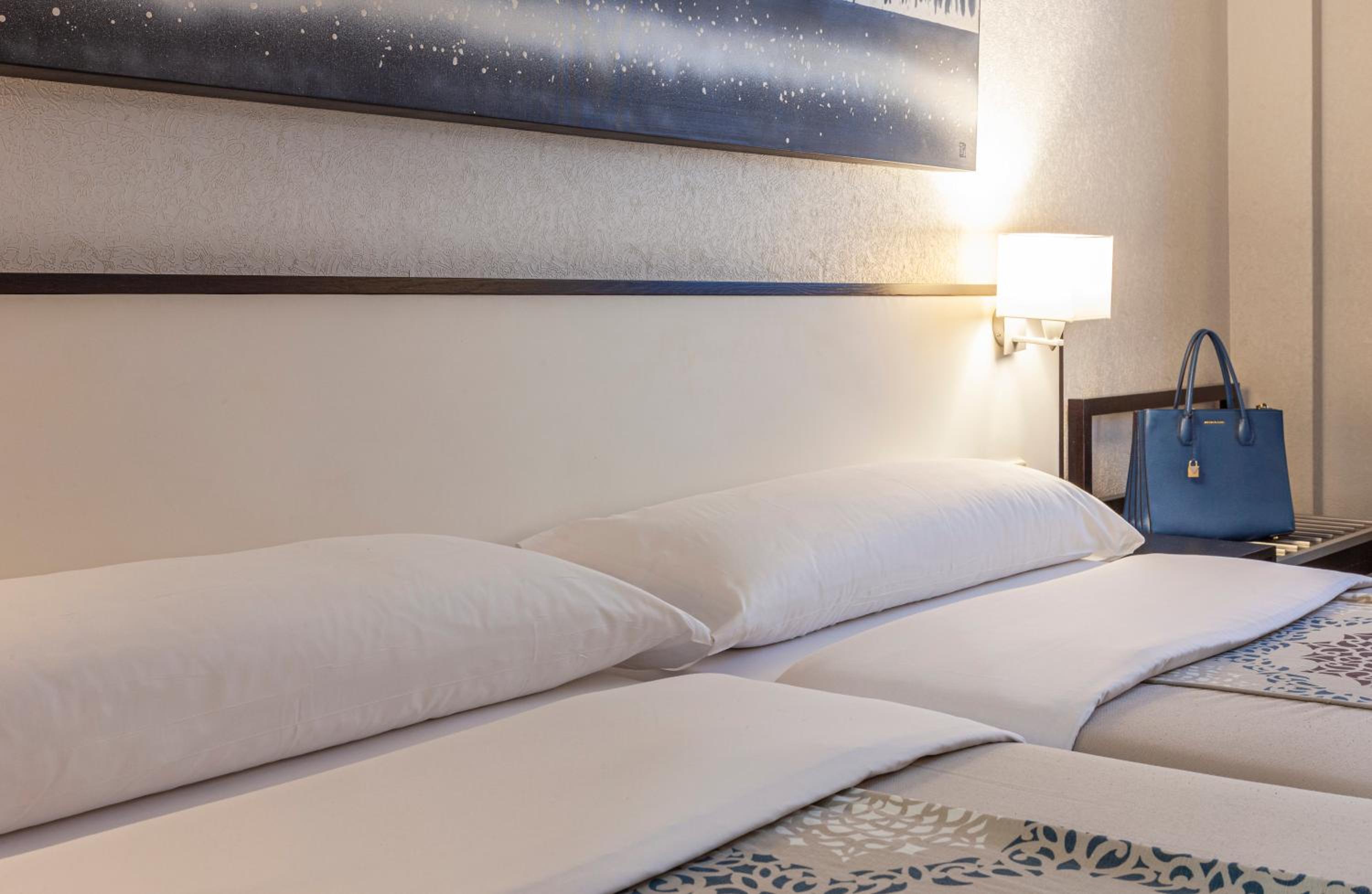 Double or Twin Room - Photo 10
