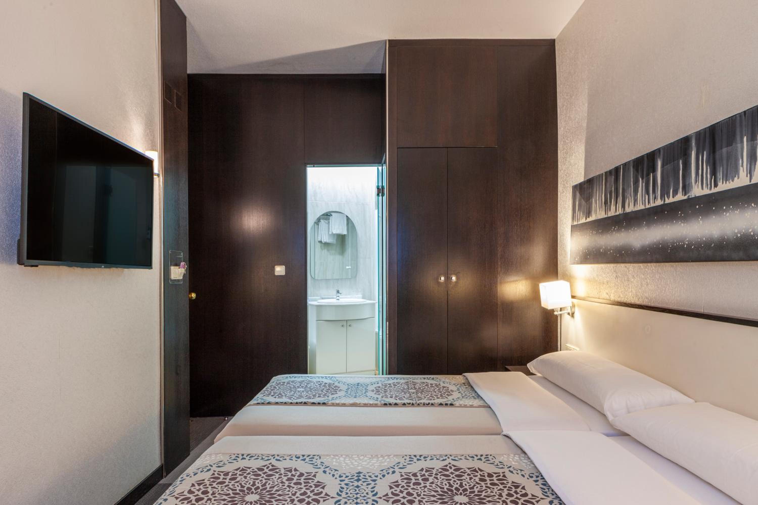 Double or Twin Room - Photo 3