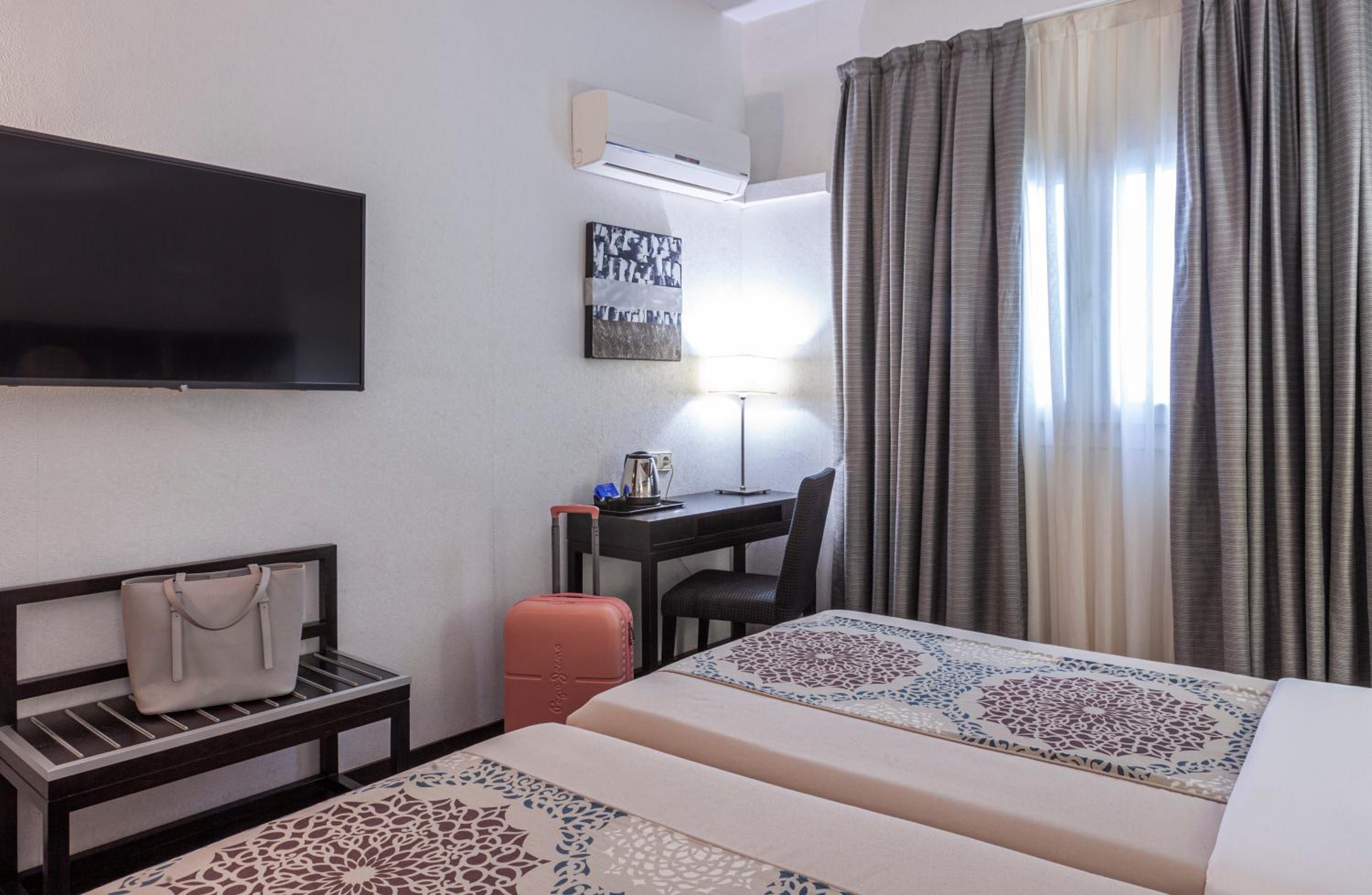 Double or Twin Room - Photo 6