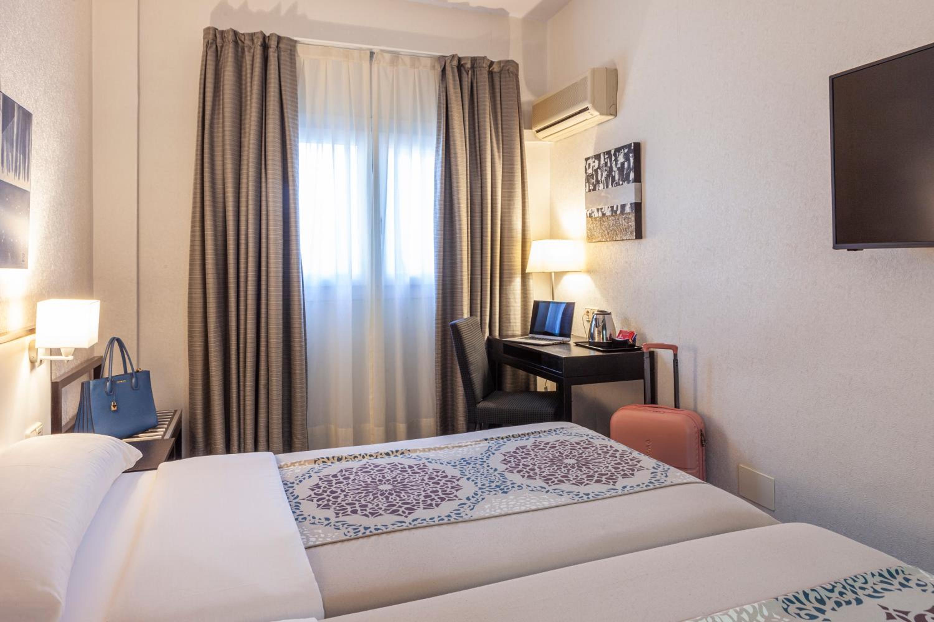 Double or Twin Room - Photo 2
