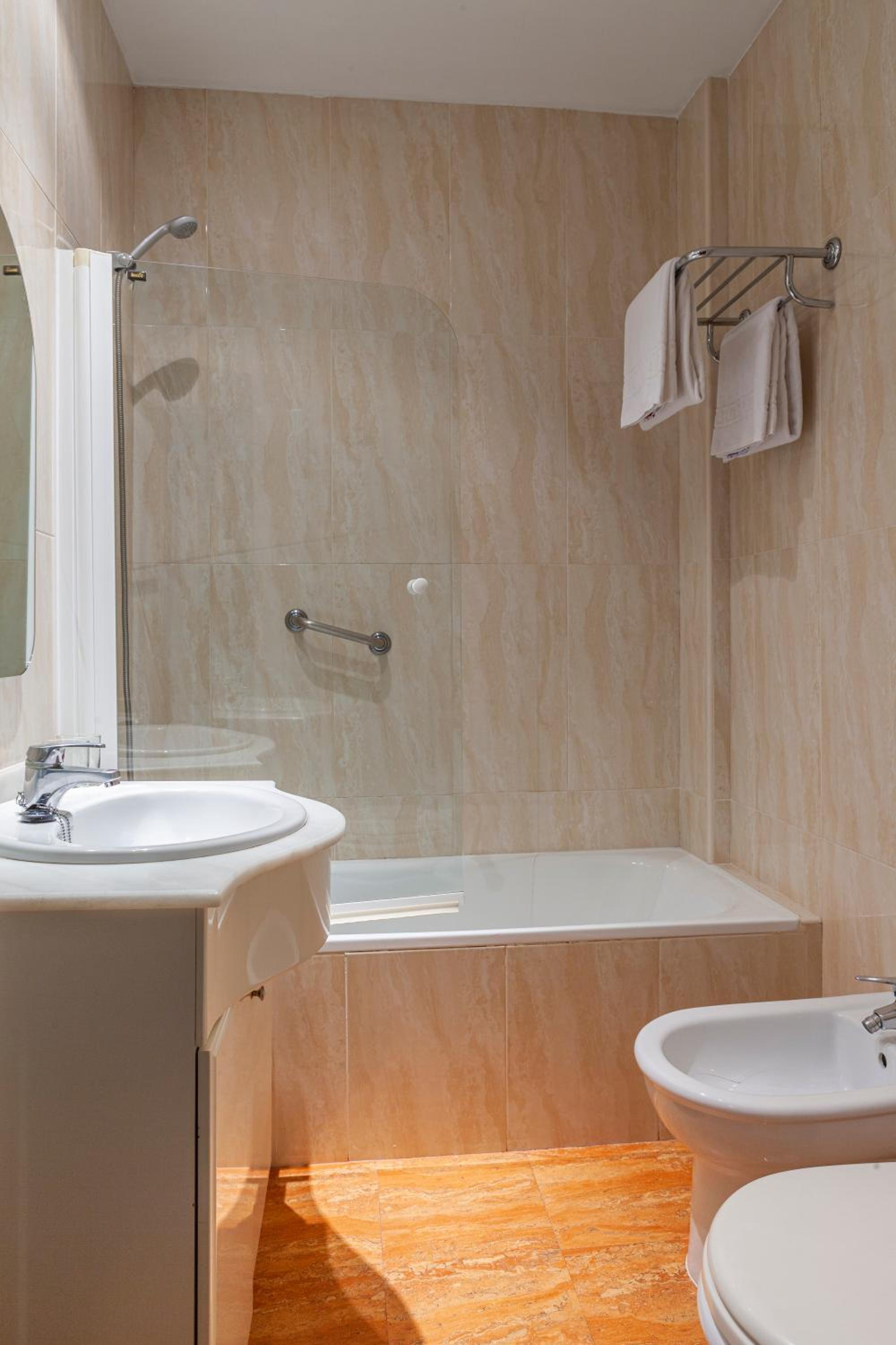 Double or Twin Room - Photo 8