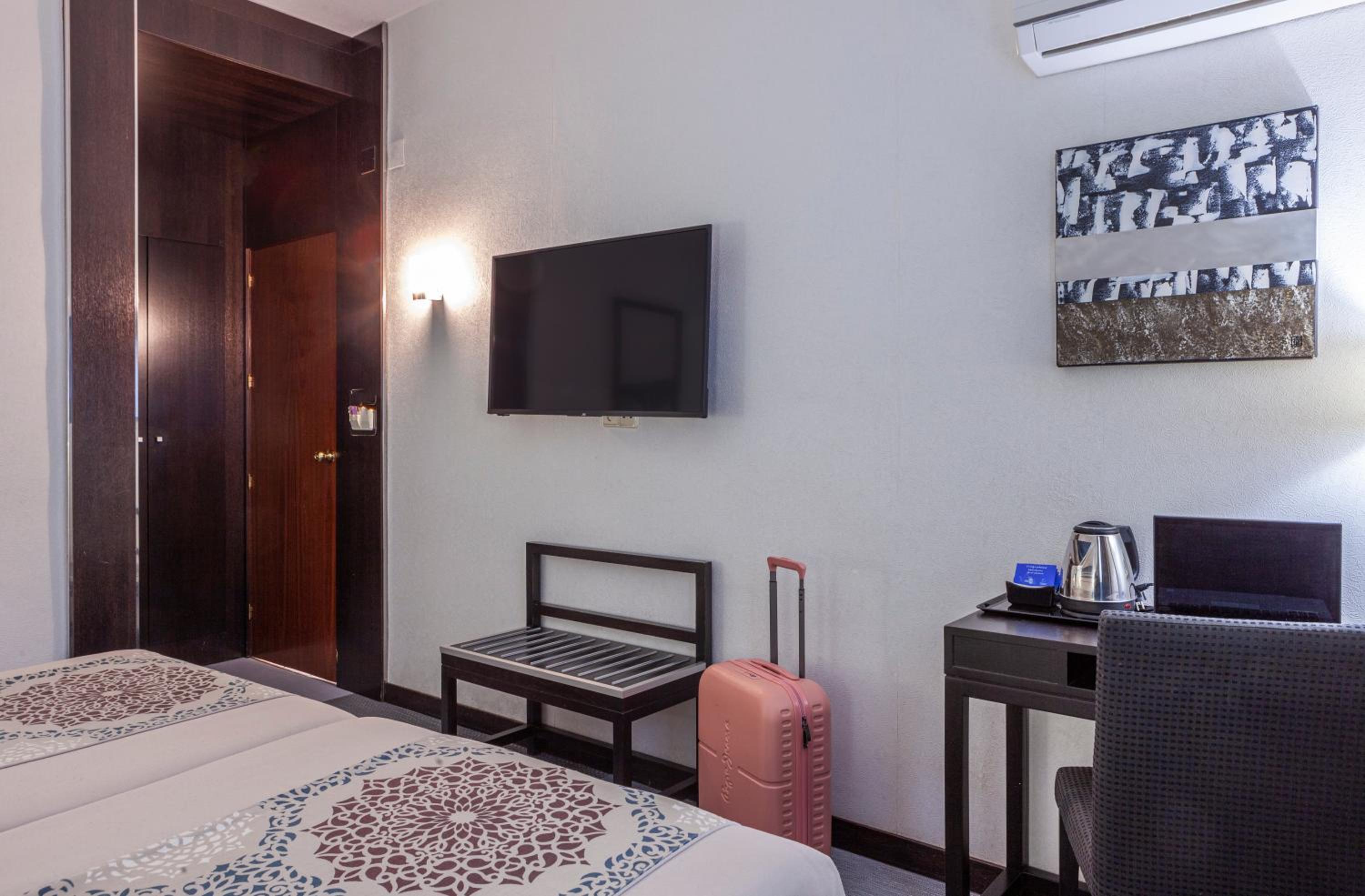 Double or Twin Room - Photo 12