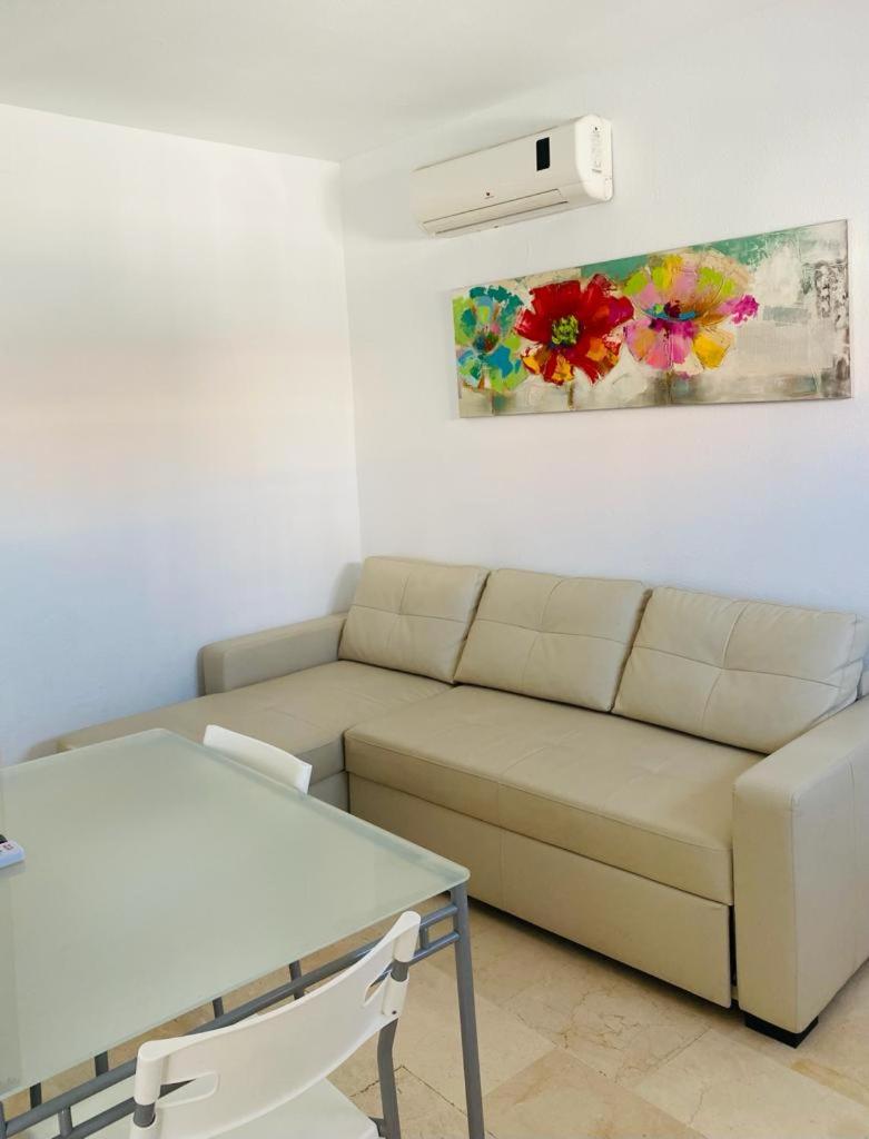 Apartamento de una habitación con terraza y vistas al mar.