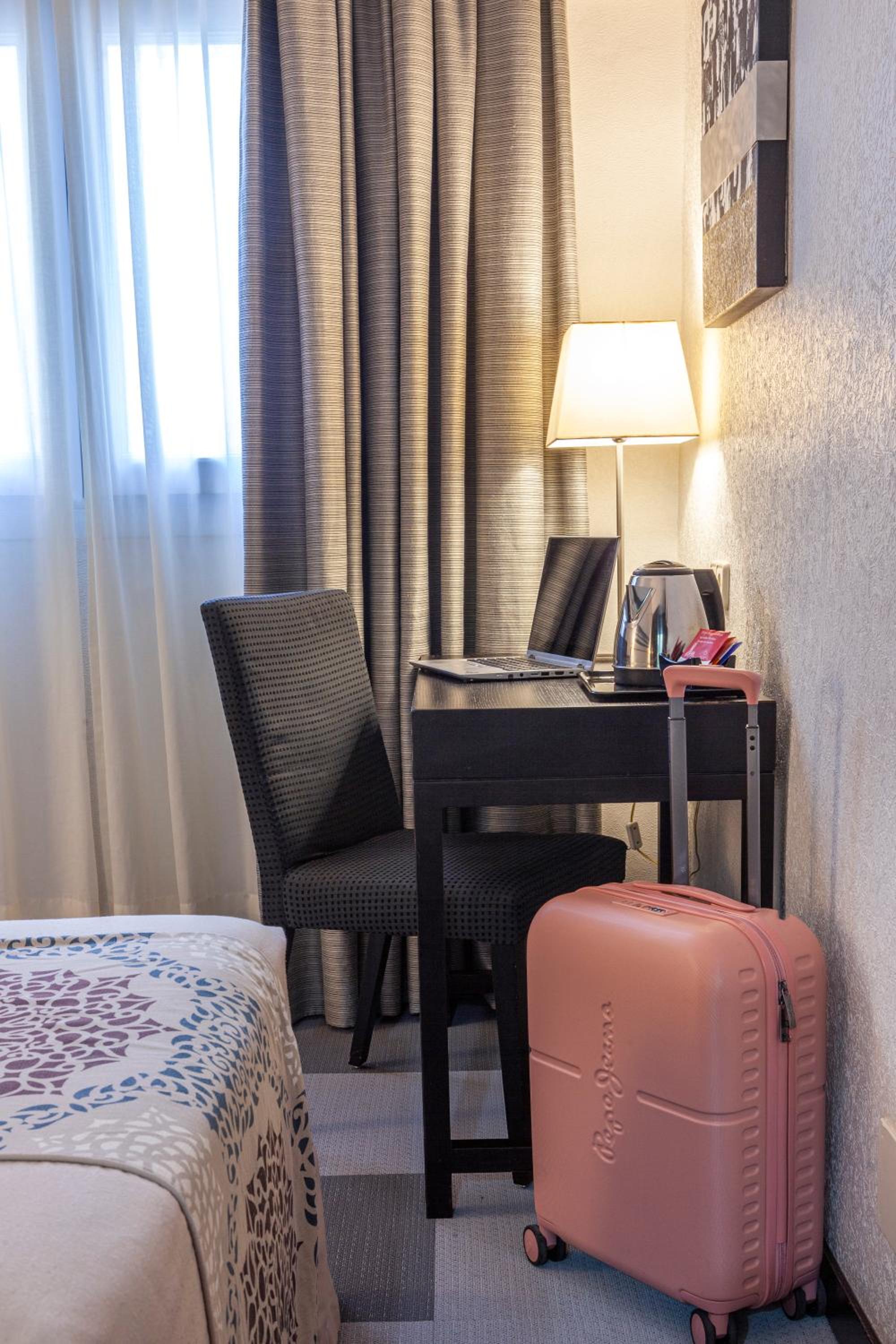 Double or Twin Room - Photo 9