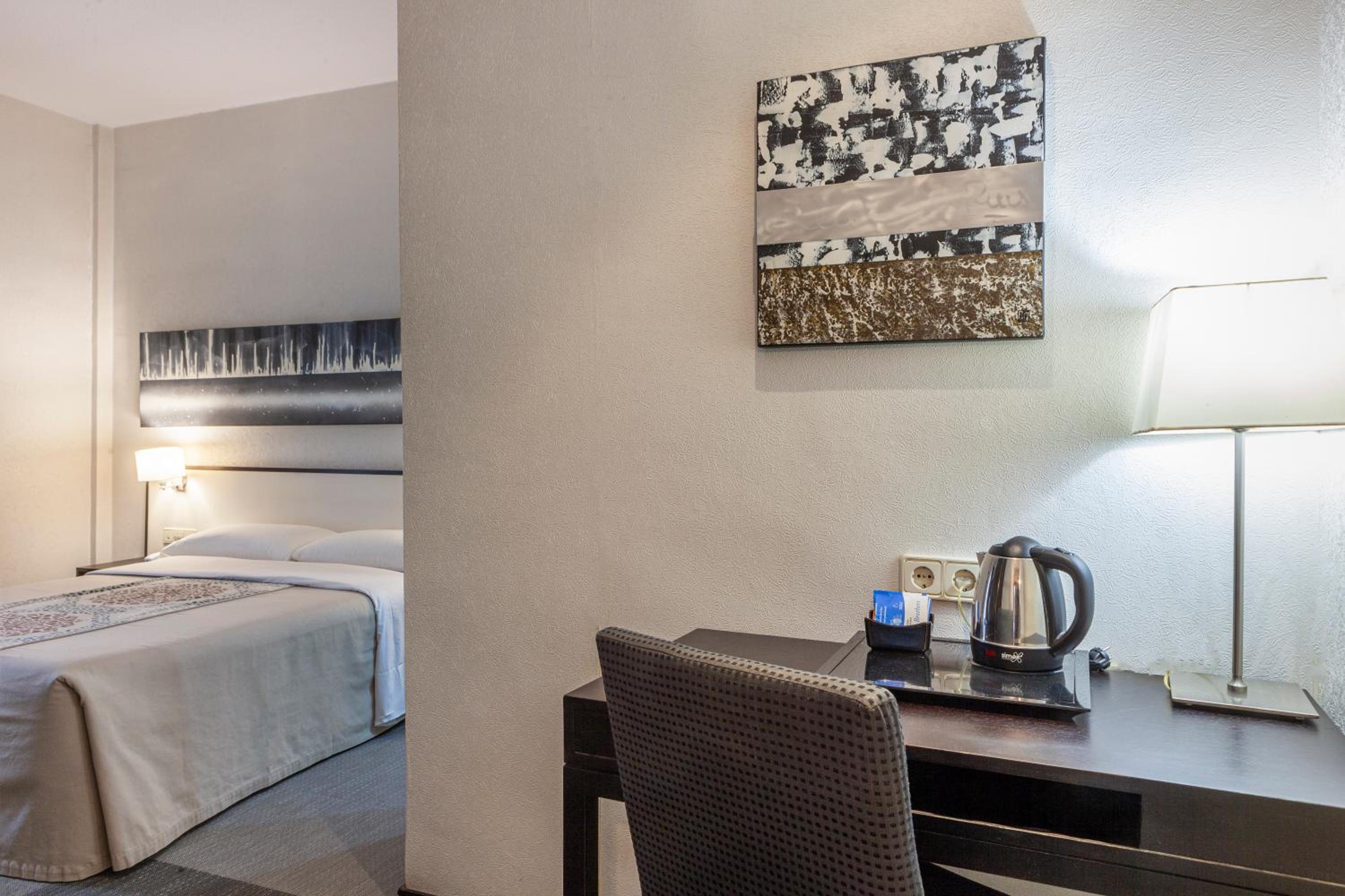 Queen Room - Photo 13