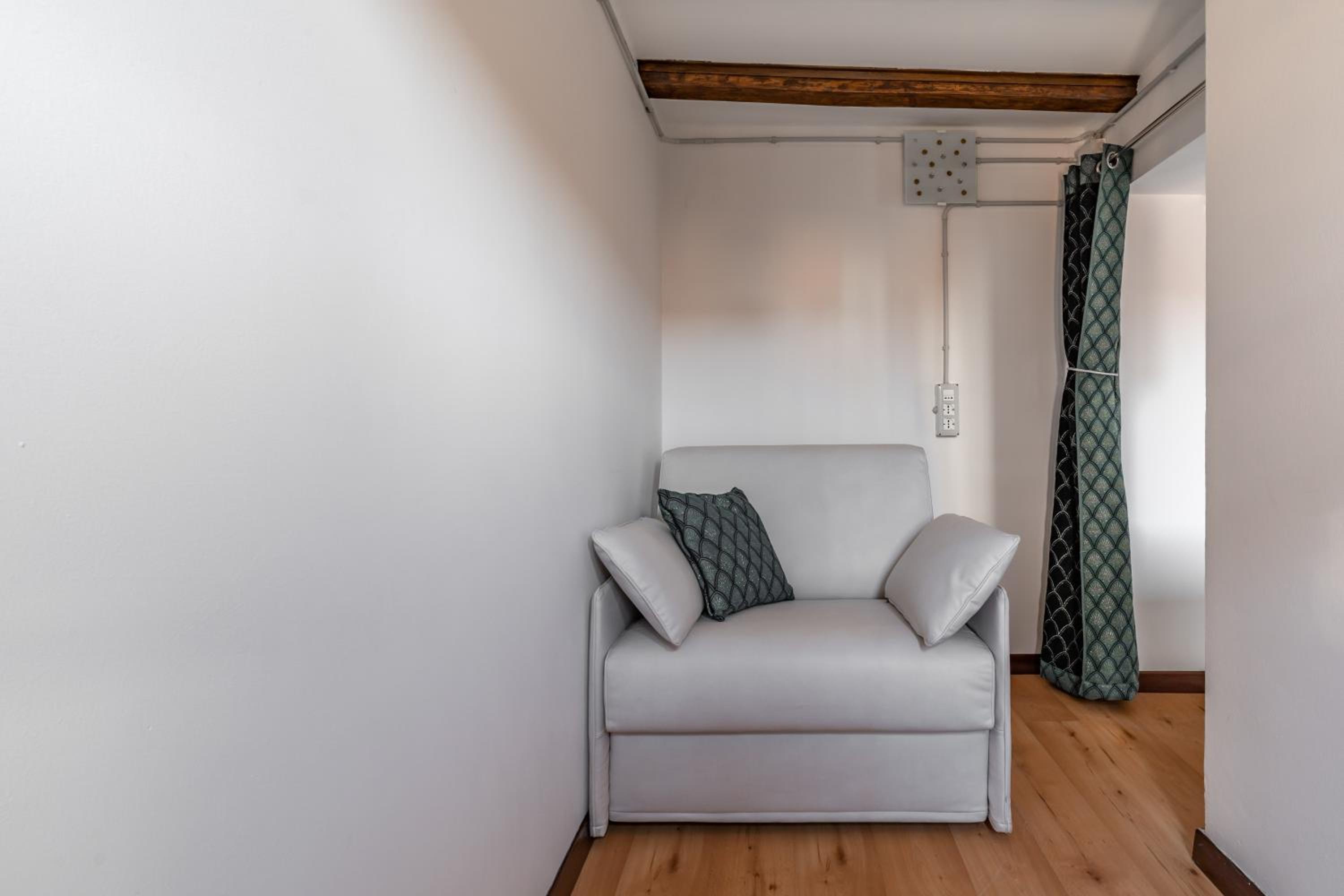 One-Bedroom Apartment photo 1