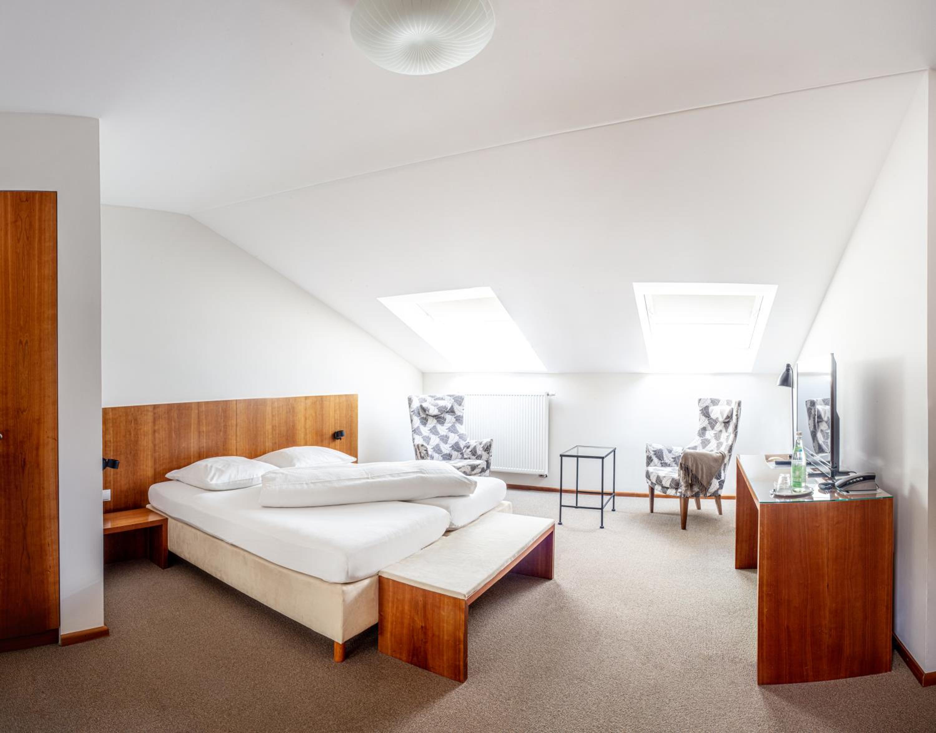 Large Double Room - Photo 5