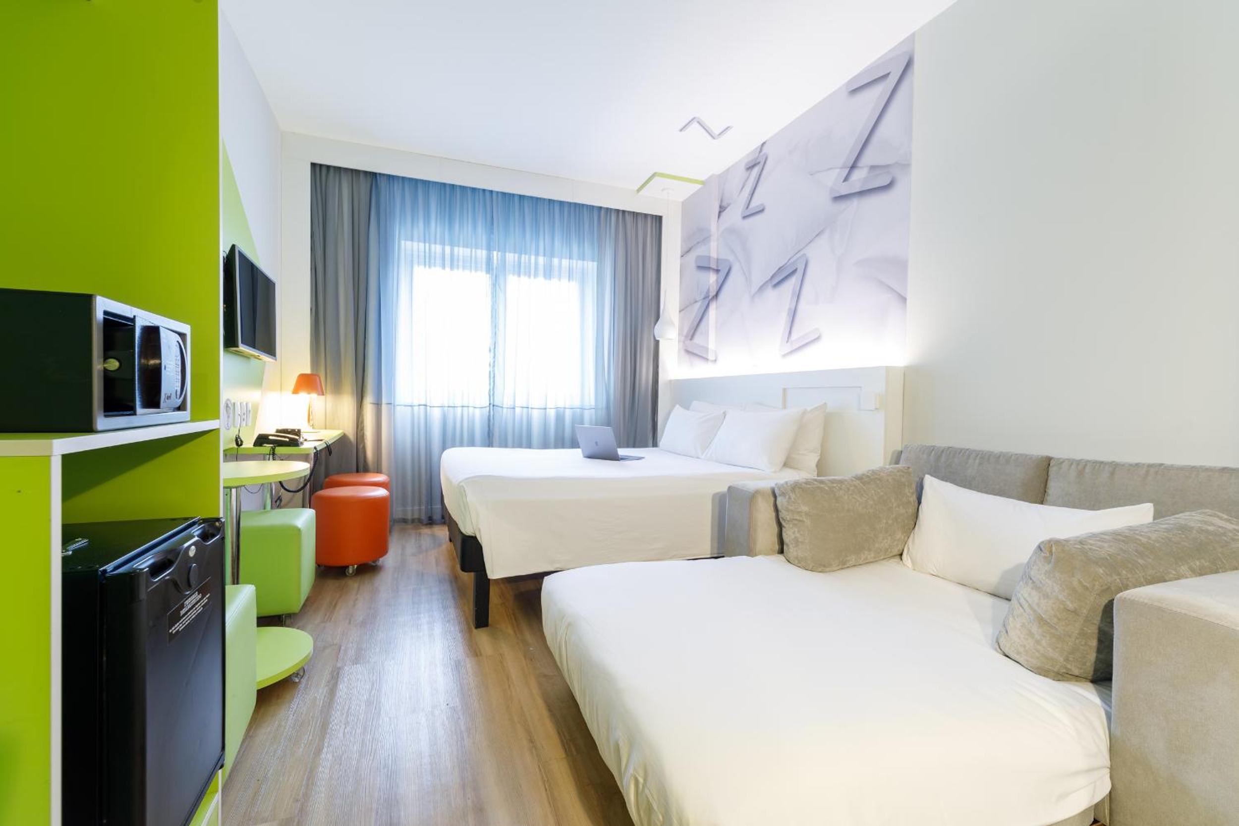 Quarto Família 1 Cama de Casal e 1 Cama de Solteiro thumbnail 5