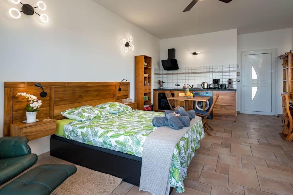 One-Bedroom Apartment photo 1